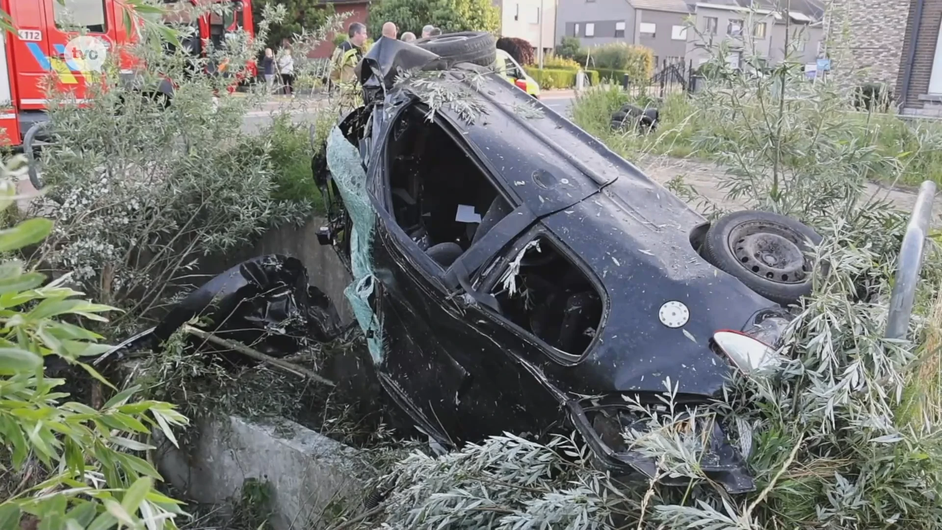 Twee zwaargewonden nadat auto tegen duiker in gracht belandt in Aalst