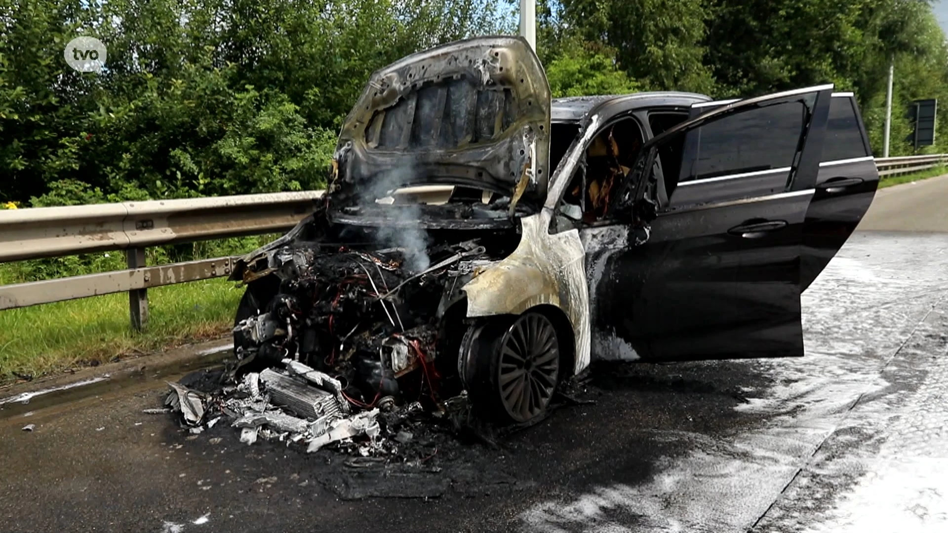 Auto brandt uit op E17 in Sint-Niklaas
