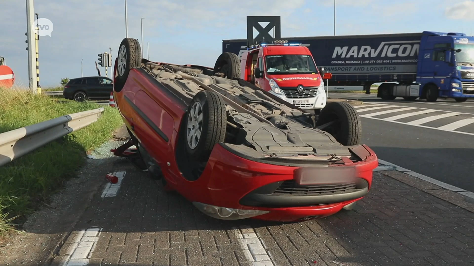 Roodrijder belandt op dak na aanrijding op zwart punt in Vrasene