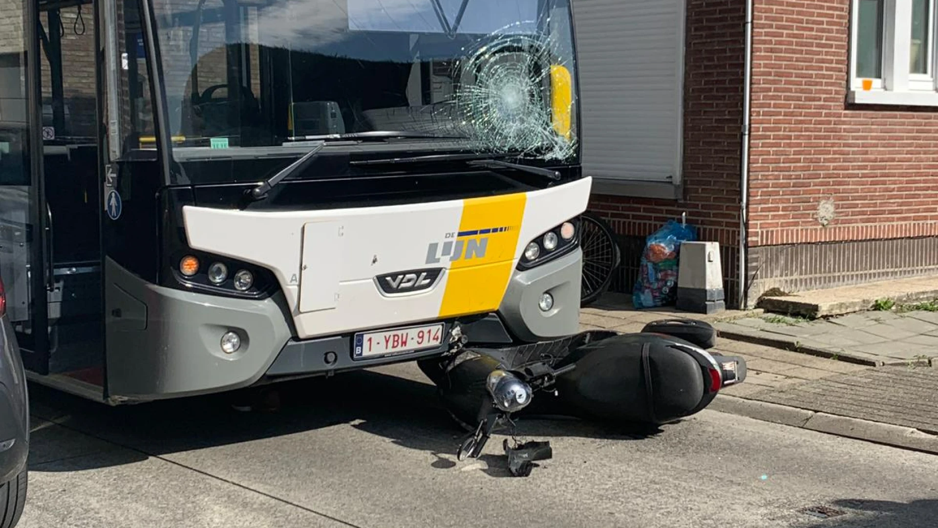 Bromfietser zwaargewond na frontale aanrijding met Lijnbus in Erembodegem