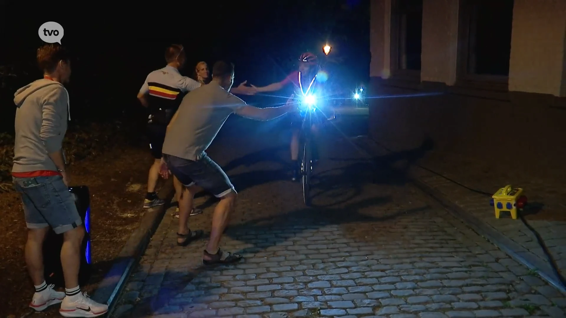 Deelnemers van Transcontinental Race klauteren Muur van Geraardsbergen op onder luid applaus: "Het voelde alsof ik de Ronde reed"