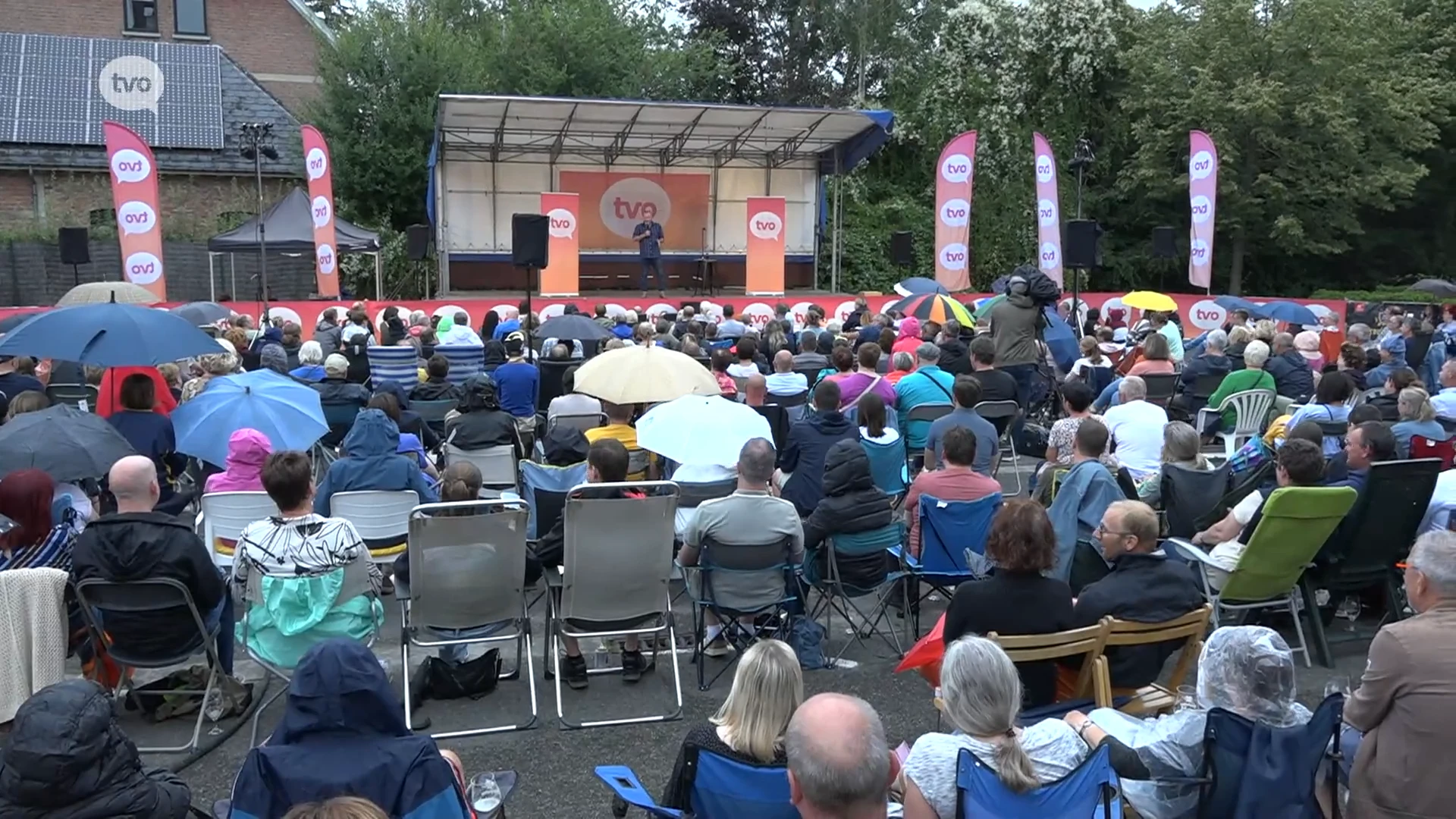 Steven Goegebeur dolt met Lebbeke tijdens TV Oost Vertelling: "Heel het leven is inspiratie voor mij, ook dat jij hier in een knalroze t-shirt staat"