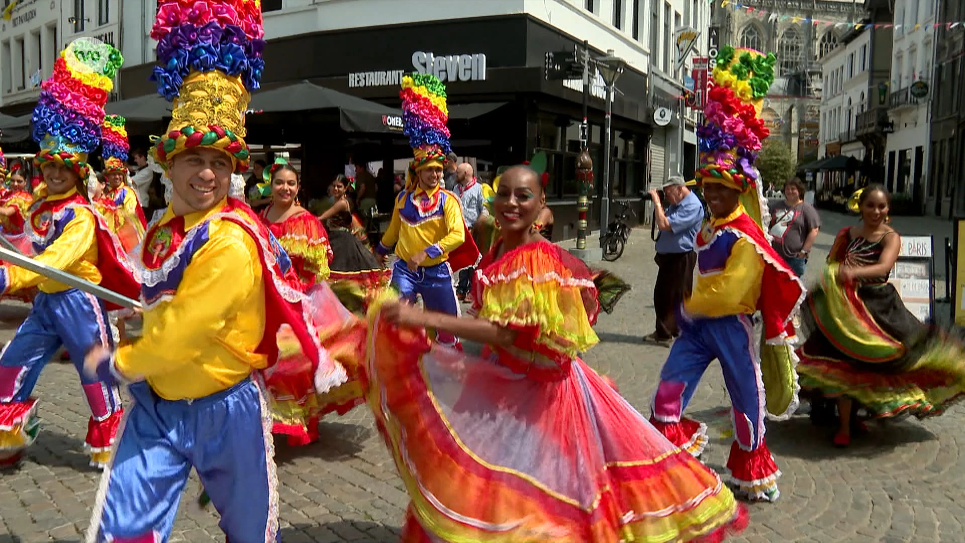 De Pikkeling is begonnen! Bonte parade trekt door de Aalsterse straten