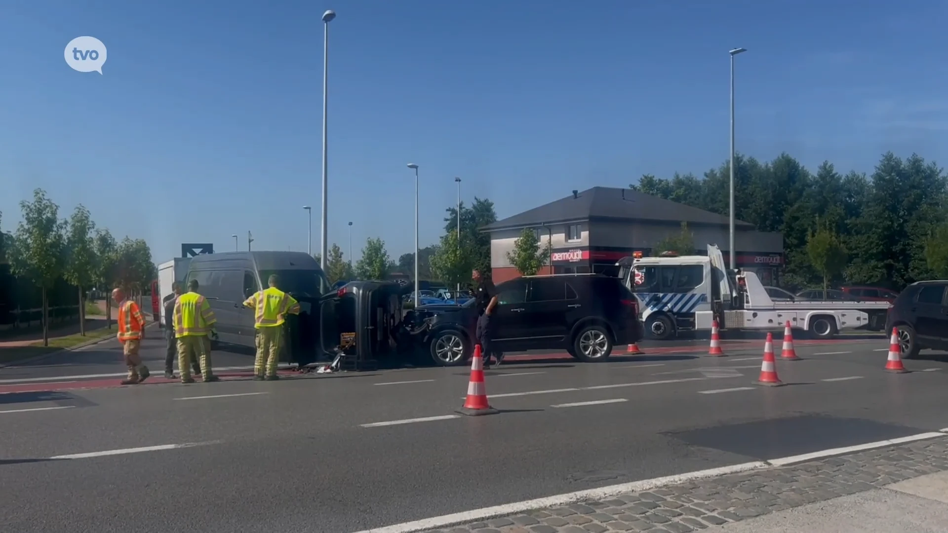 Auto op zijn flank na aanrijding met twee andere wagens op kruispunt in Kalken