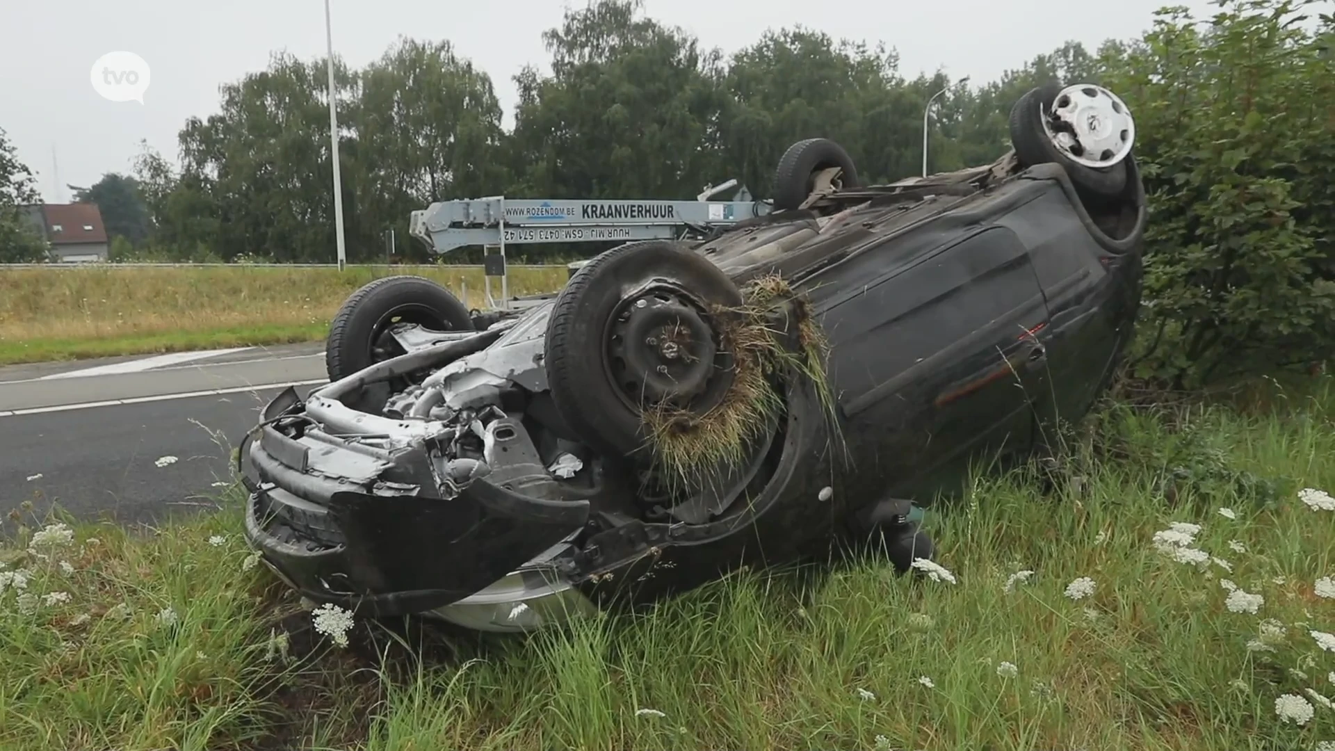 Auto over de kop op N16 in Sint-Niklaas, chauffeur lichtgewond