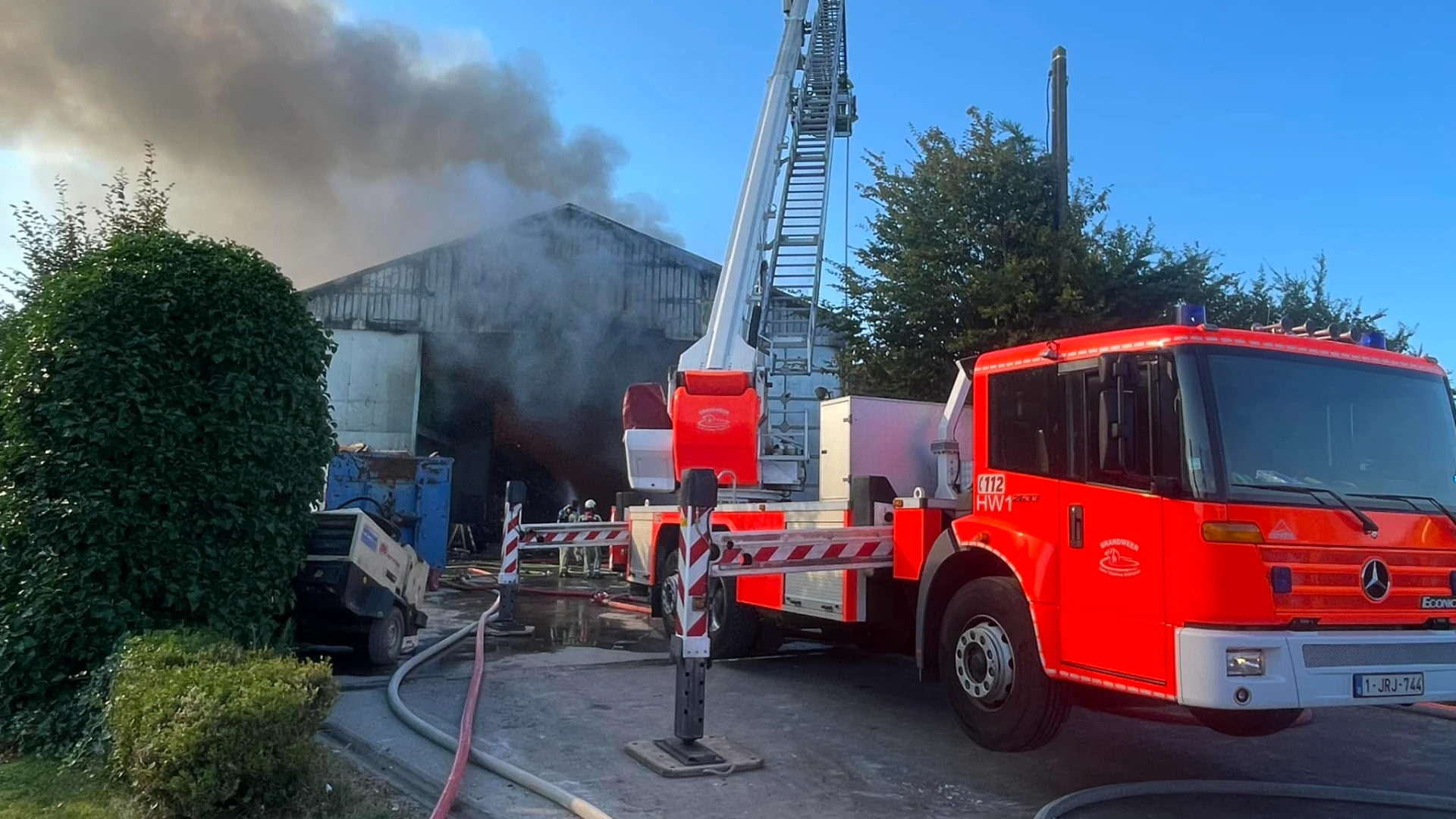 Zware brand in Zottegem, burgemeester vraagt om ramen en deuren gesloten te houden