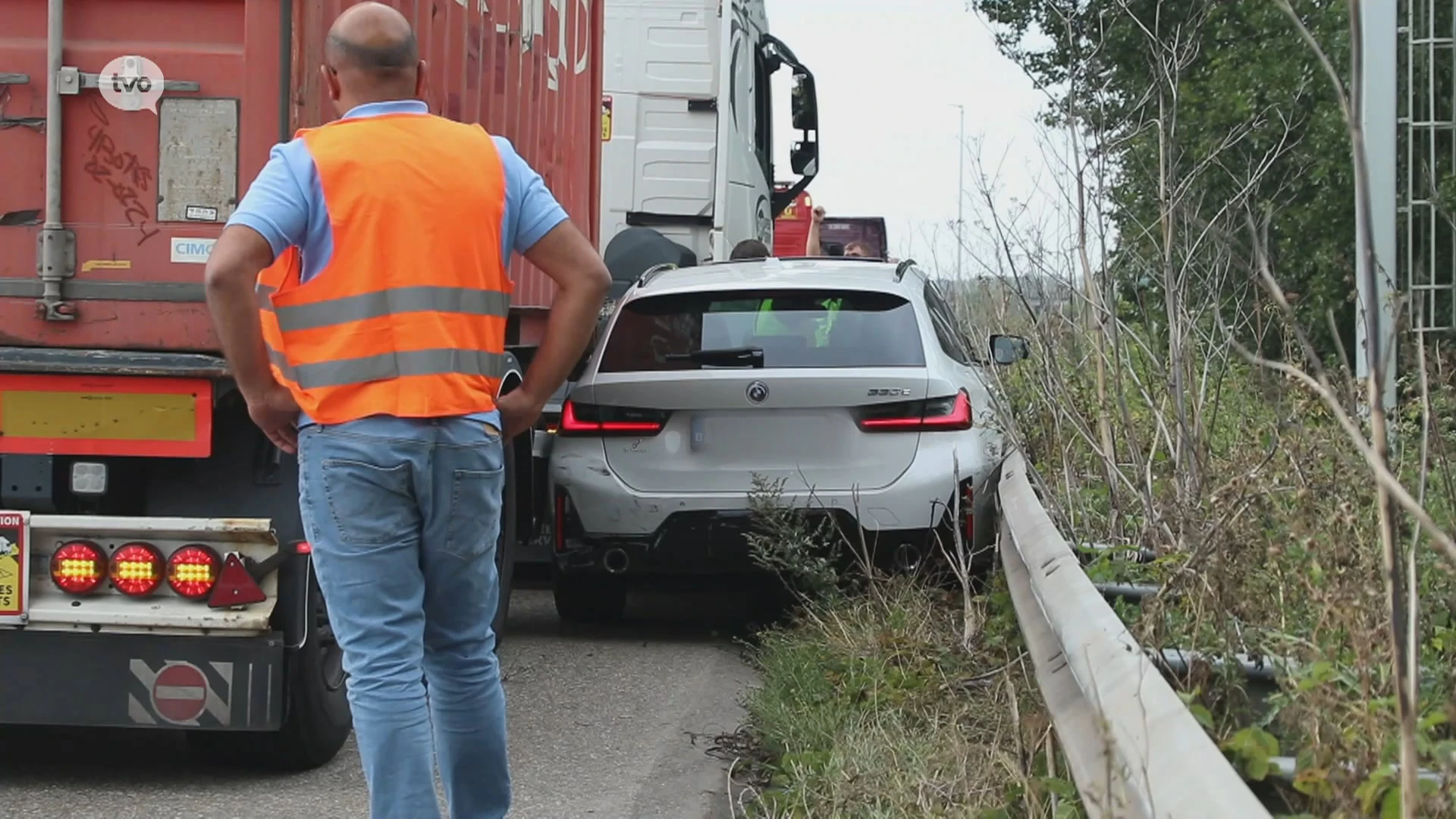 Auto geplet tussen vangrail en vrachtwagen in Kallo, bestuurder als bij wonder ongedeerd