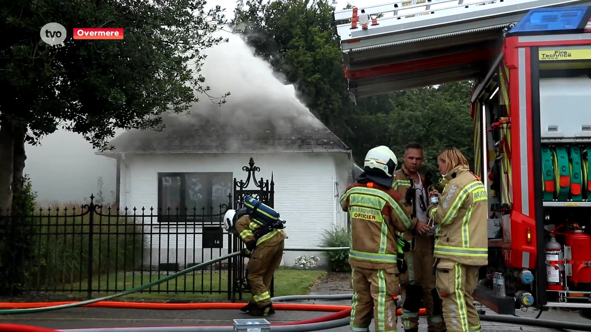 Loods brandt uit in Overmere, asbest vrijgekomen