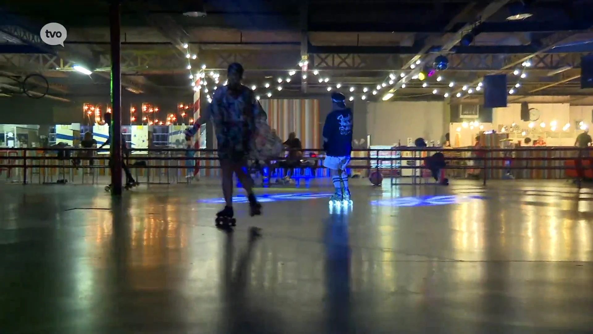 Rollerland Aalst neemt na 40 jaar afscheid van trouwe klanten met rollerdisco: “We zijn hier opgegroeid, we kwamen elke week”