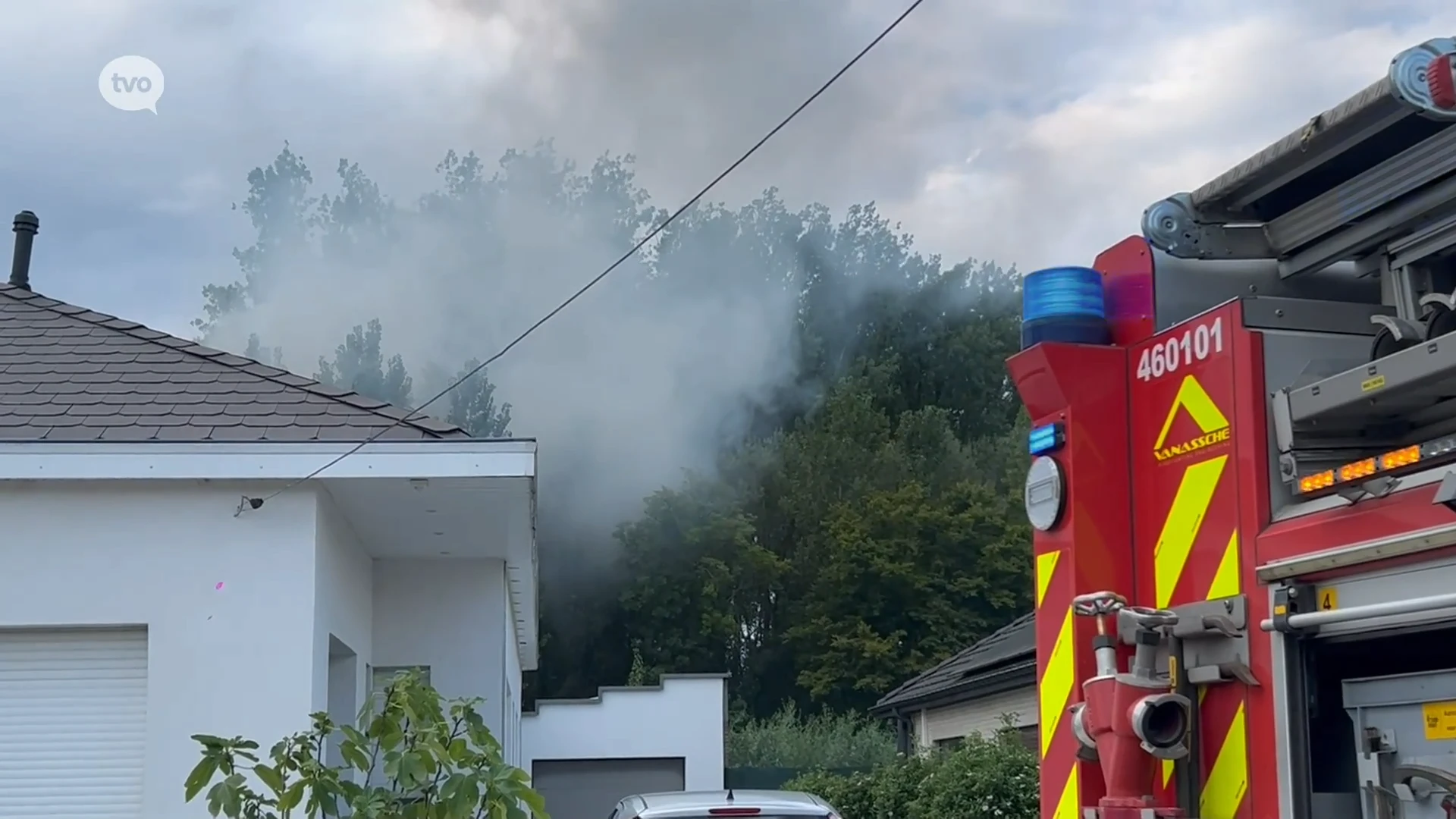 Stapel hout brandt vlakbij bos in Impe, mogelijk kwaad opzet