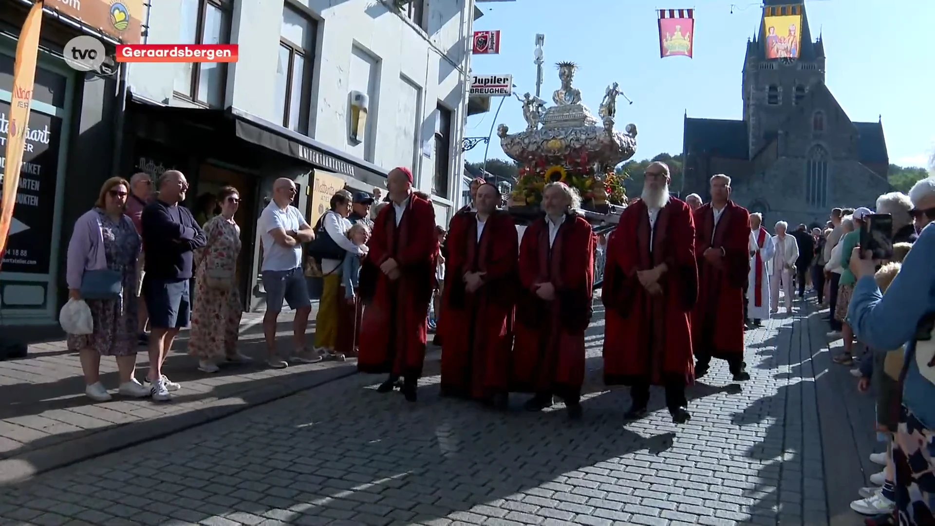 Processie van Plaisance trekt door Geraardsbergen: "Jaarlijkse traditie, al sinds ik kind ben"