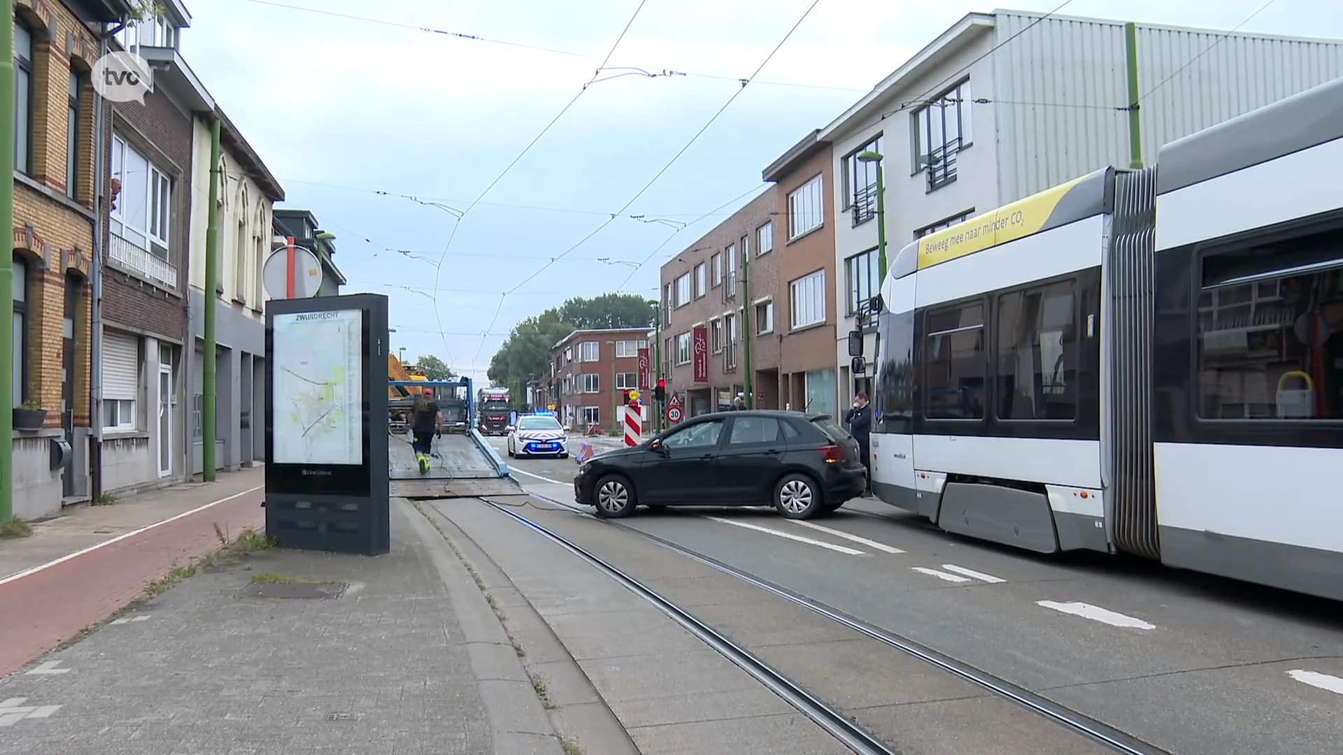 Tramverkeer richting Antwerpen ligt 3 uur stil na aanrijding met auto