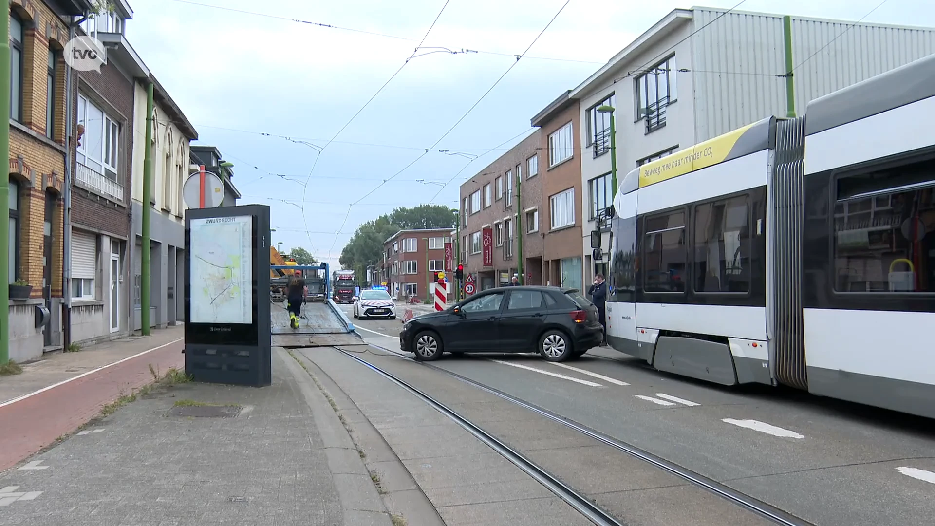 Tramverkeer naar Antwerpen ligt 3 uur stil na aanrijding met auto in Zwijndrecht