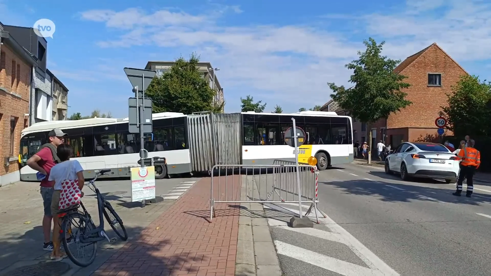 Lijnbus rijdt zich vast in scherpe bocht en raakt gevel van Steve: "Al de derde keer een bus tegen ons huis"