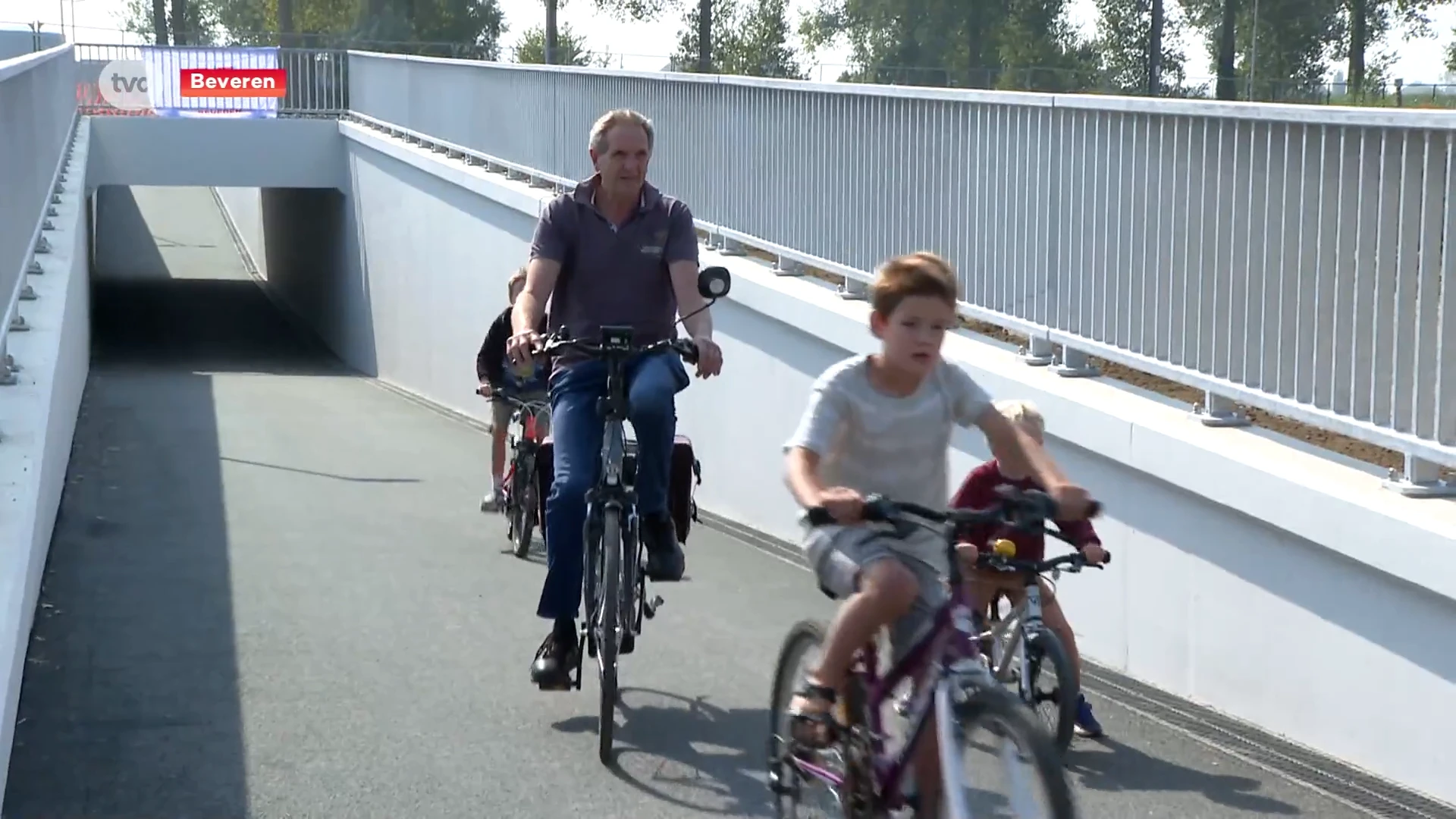 Beveren opent nieuwe fietstunnel onder het spoor, missing link op F4 in Haasdonk wordt opgelost