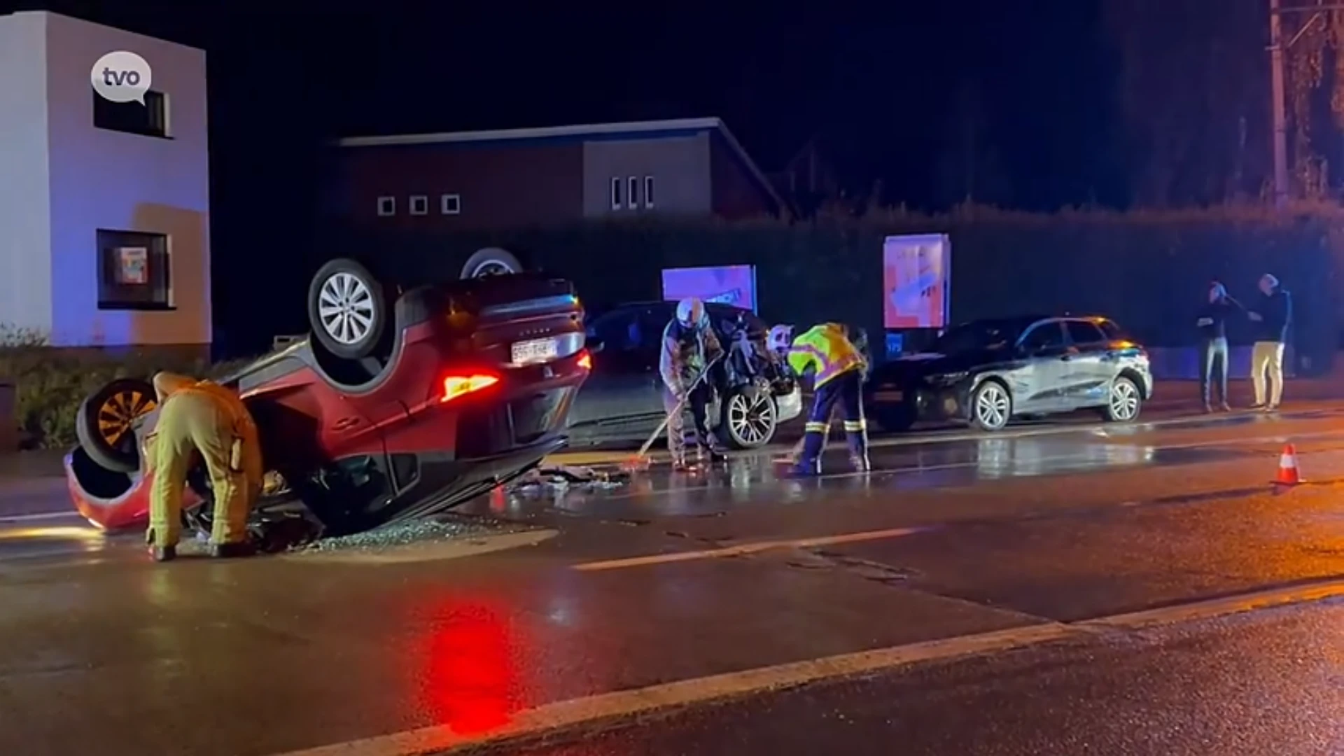 Auto ramt twee geparkeerde auto’s en belandt op zijn dak in Erpe