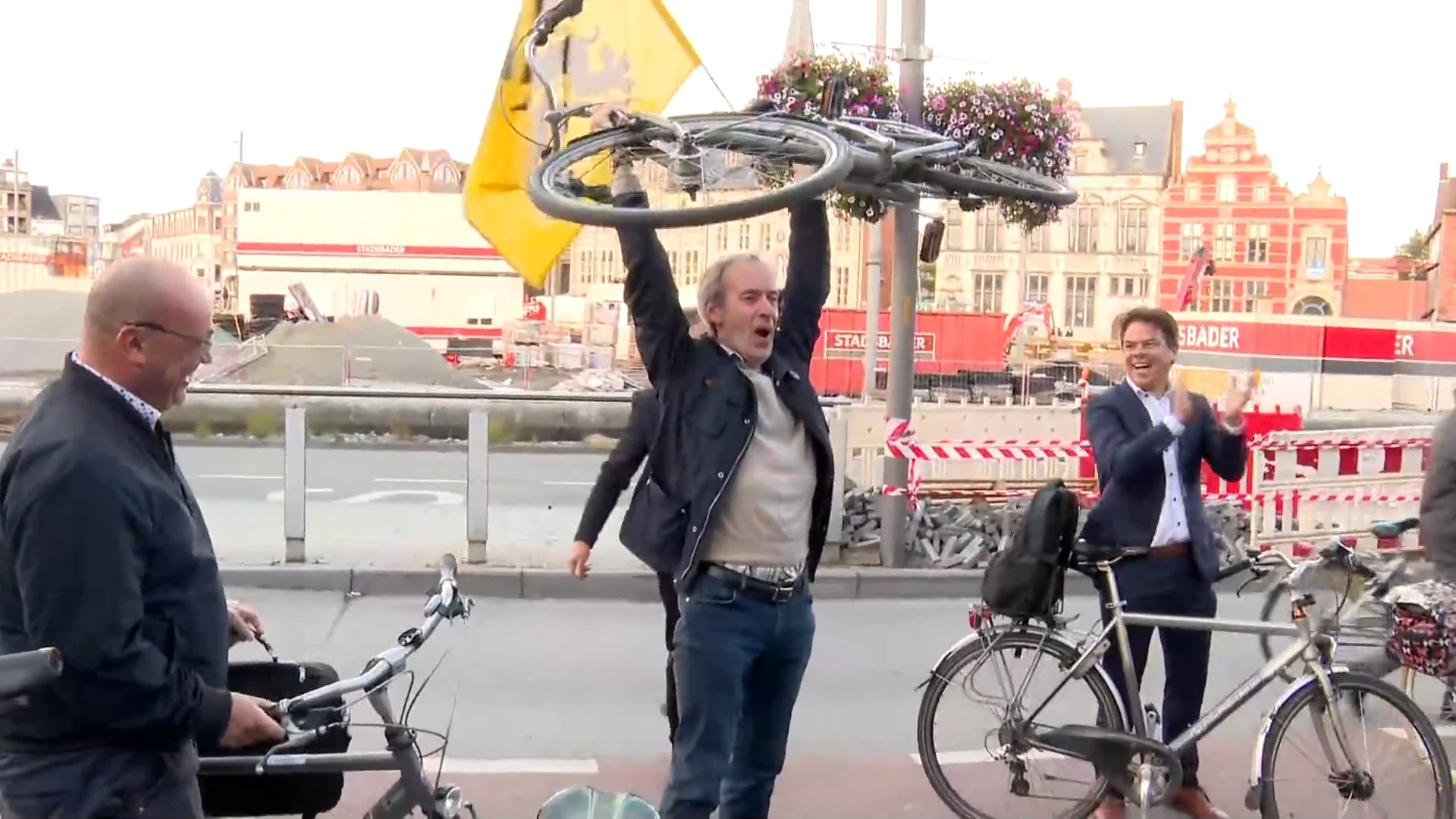 Lieven Dehandschutter (N-VA) viert zijn verkiezingsoverwinning in Sint-Niklaas, fiets gaat de lucht in