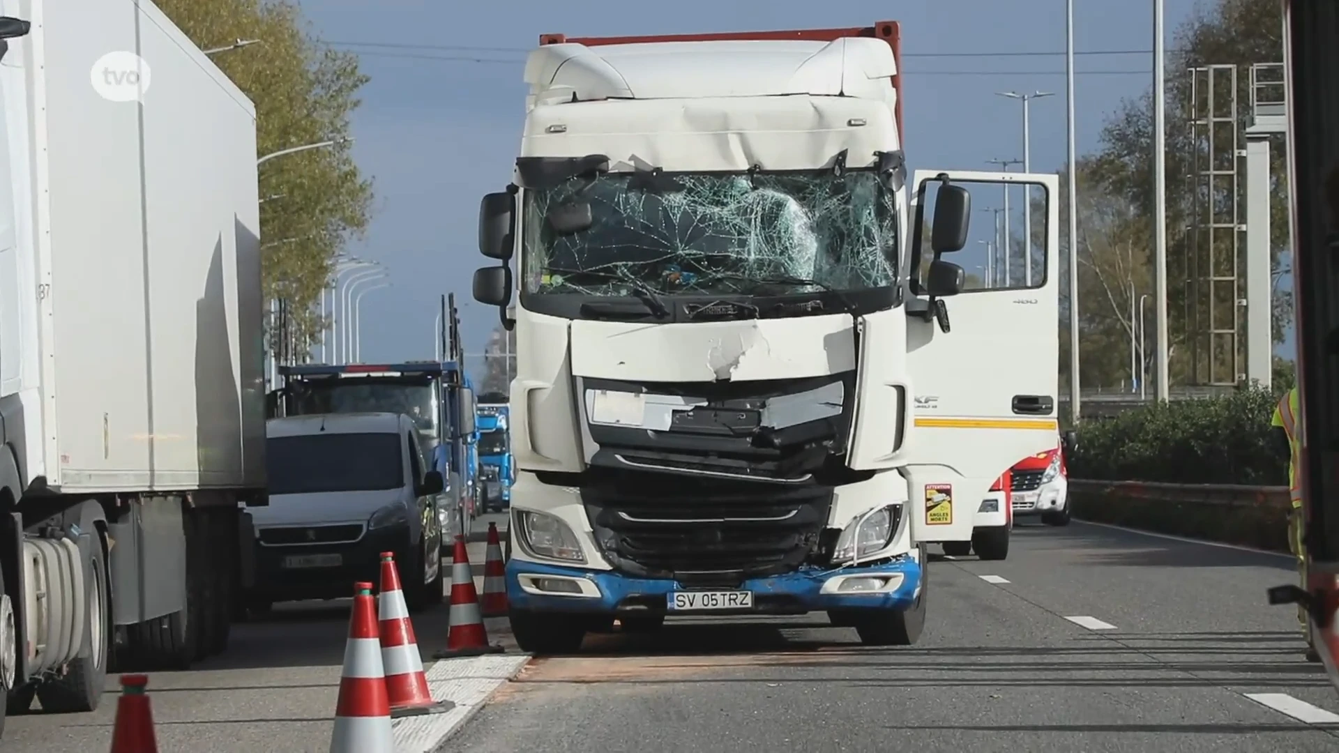 Vrachtwagens op elkaar op E34 ter hoogte van Melsele, lange file in de richting van Brugge