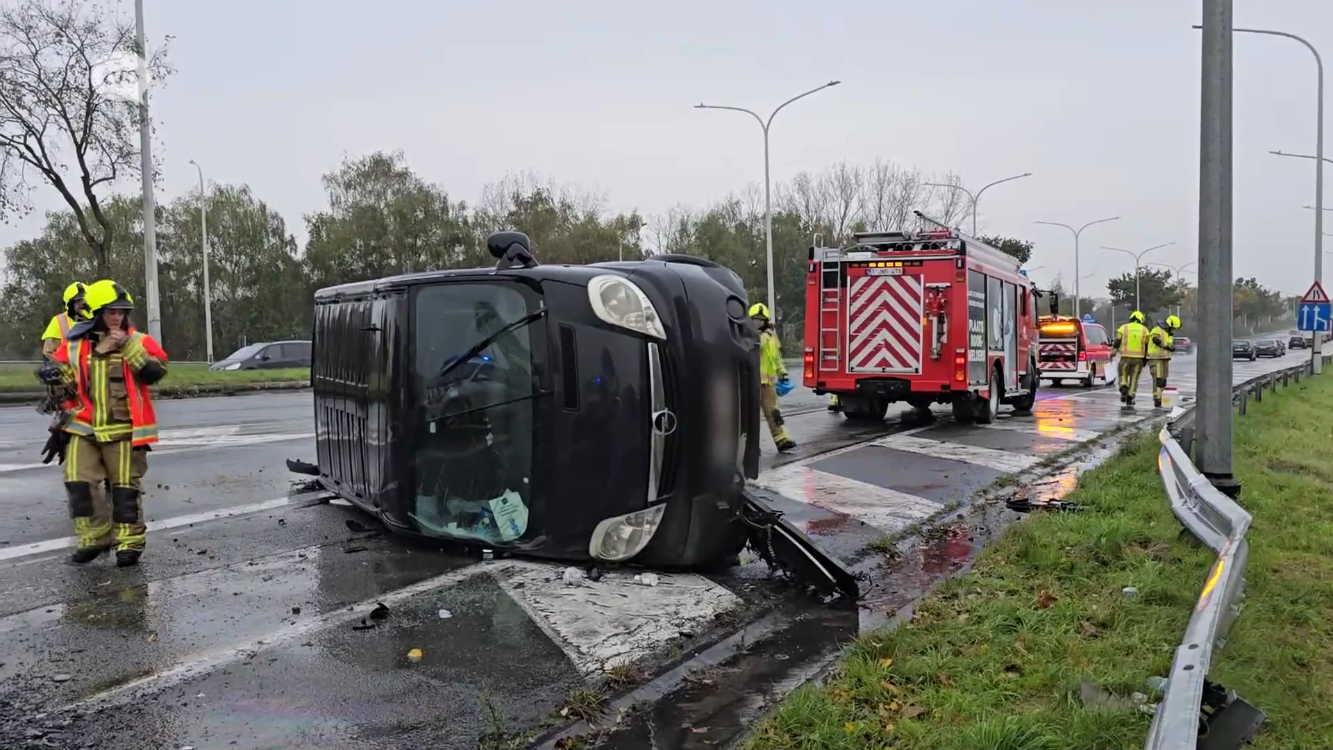 Bestelwagen kantelt op klaverblad in Sint-Niklaas