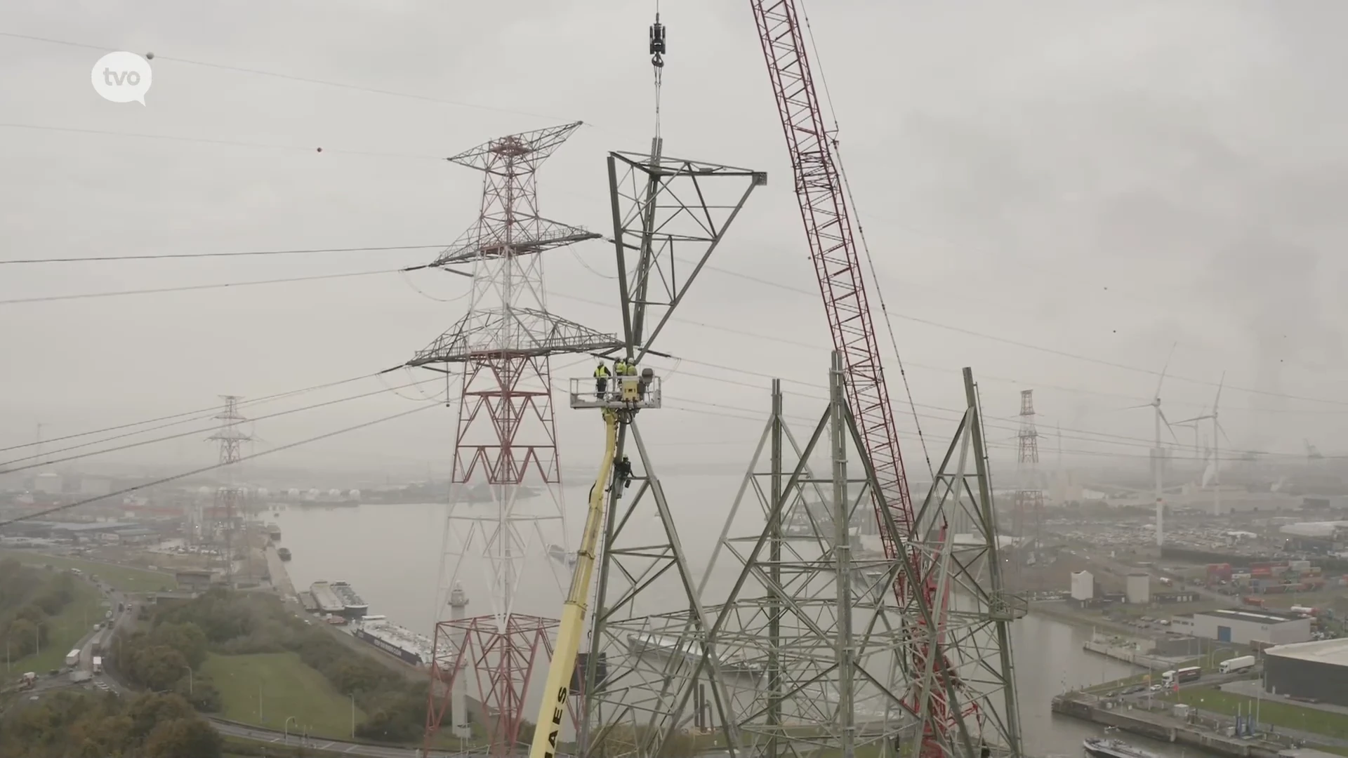 Twee nieuwe hoogspanningsmastodonten van Elia in Kallo, zijn groter dan Kathedraal van Antwerpen