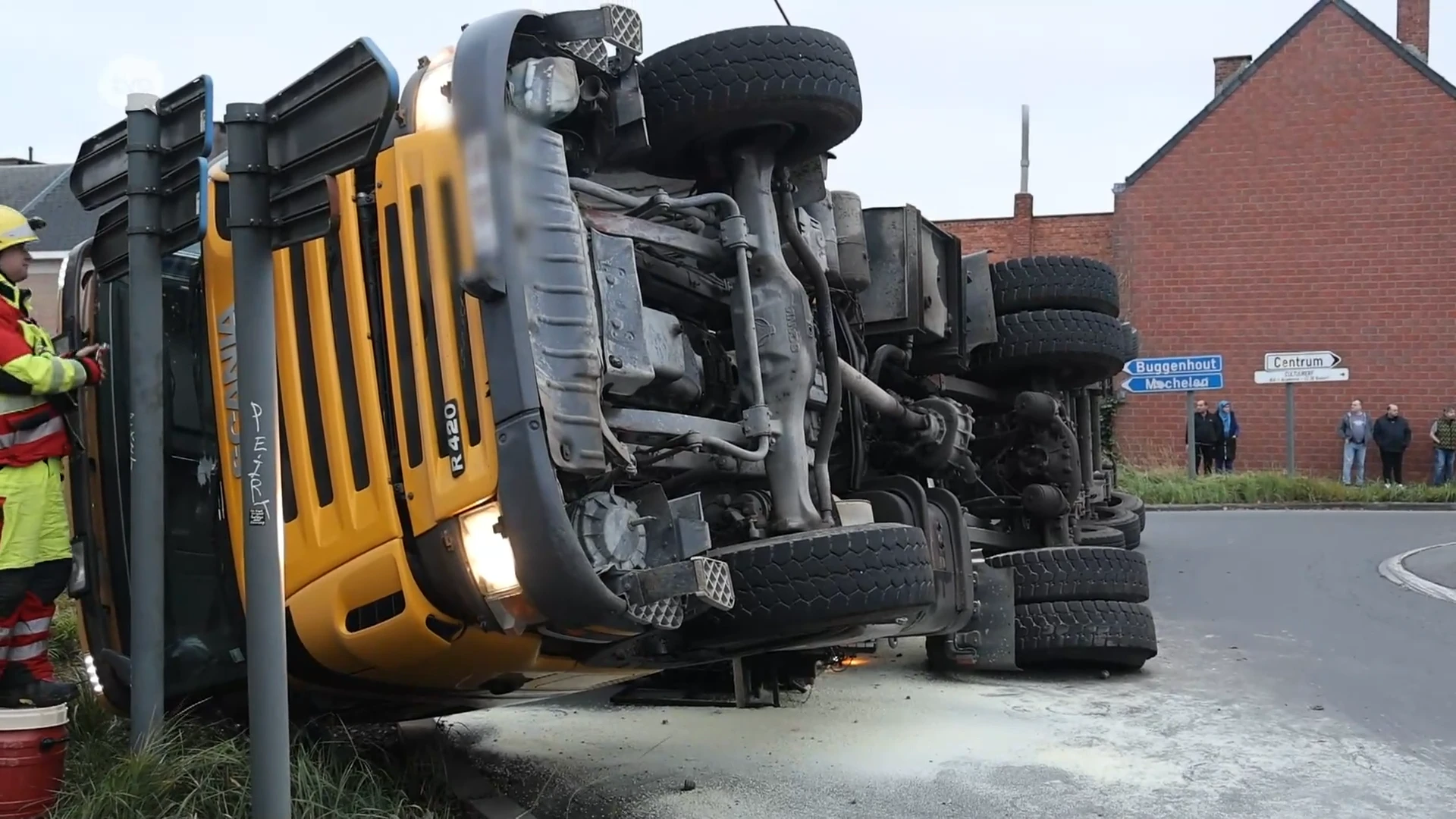 Vrachtwagen kantelt in Lebbeke, weg urenlang versperd