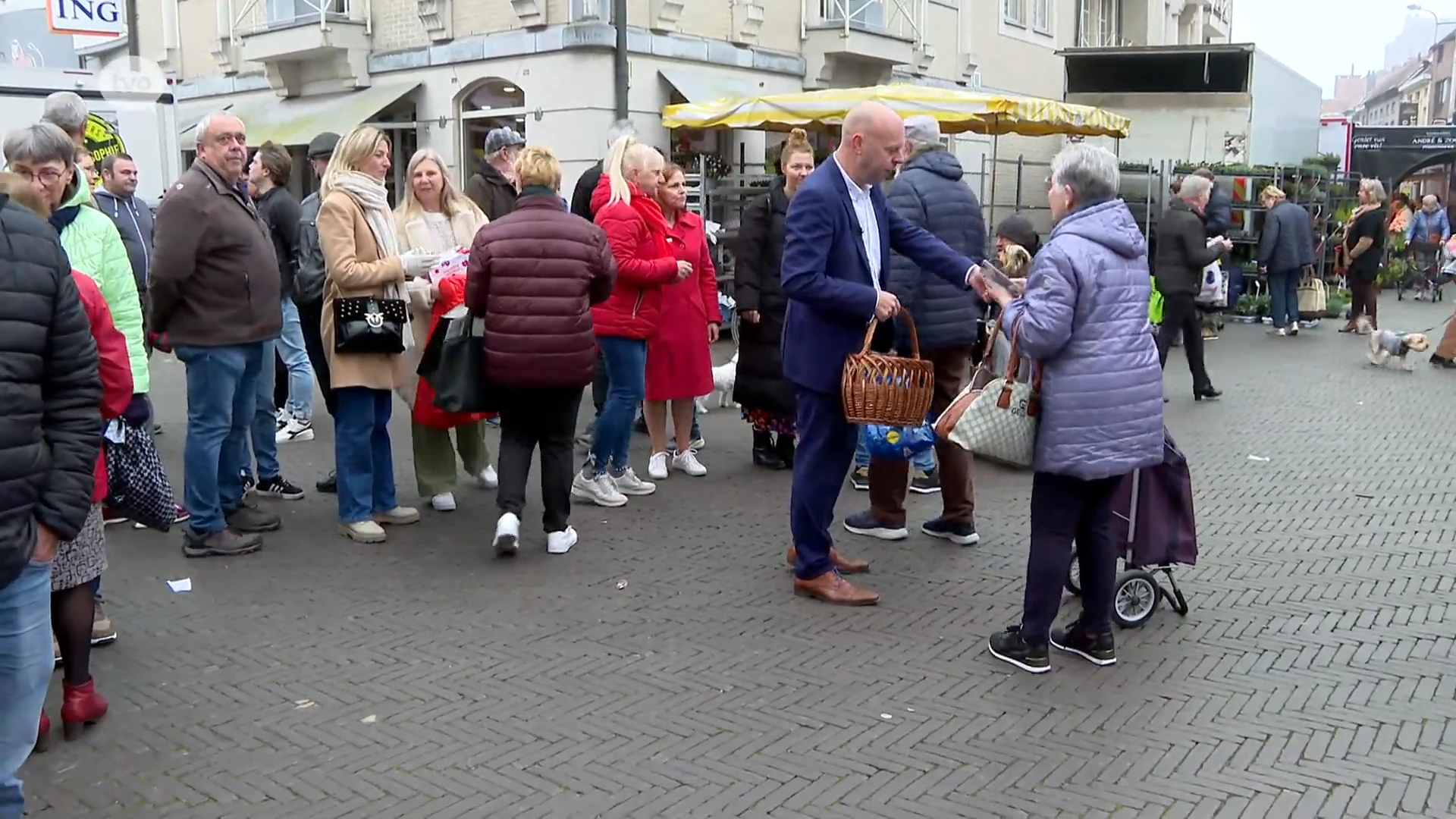 Stemmenkanon Kurt De Loor (Vooruit) krijgt steun van zijn kiezers op markt in Zottegem