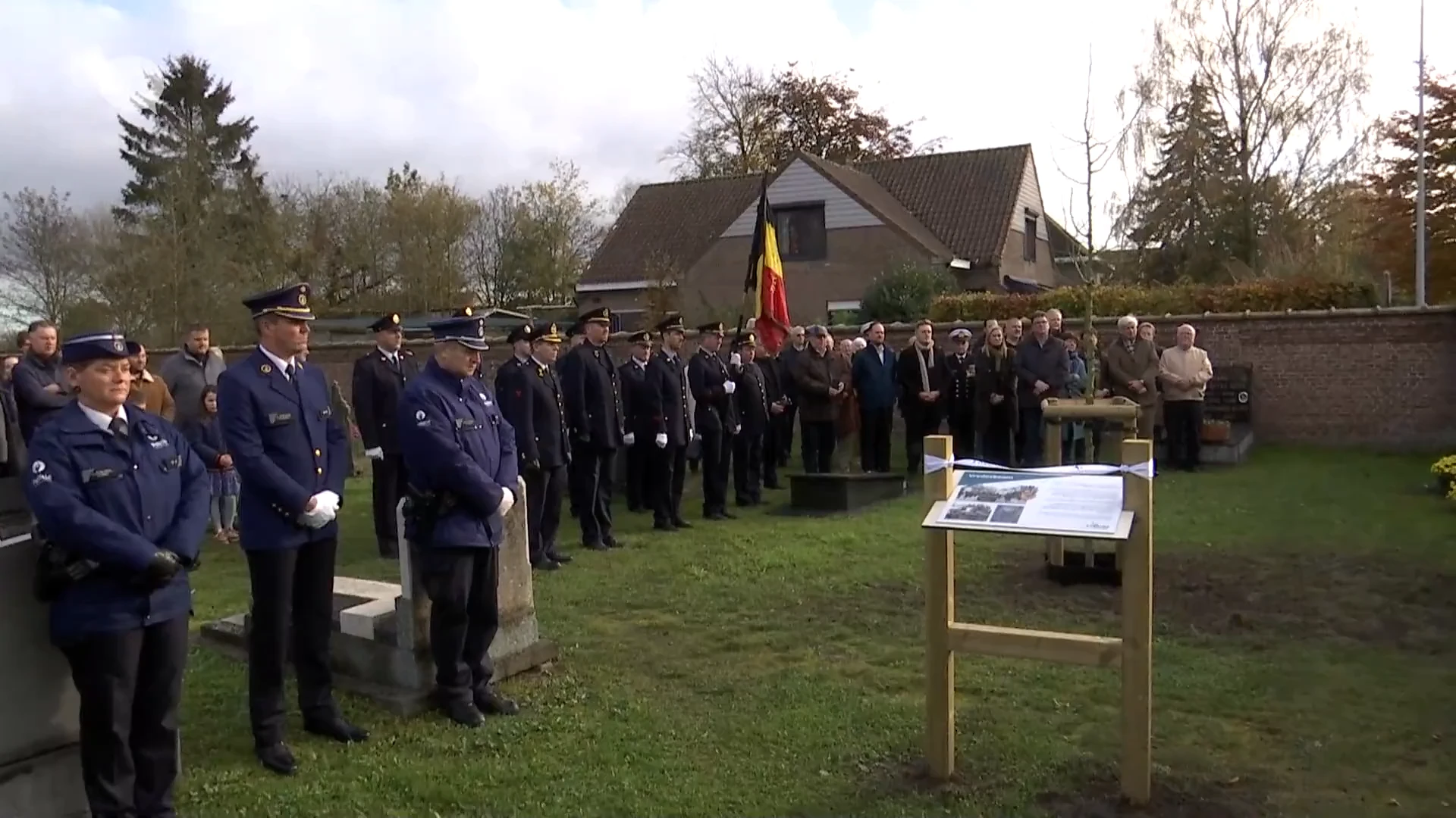 Nieuwe vredesboom op begraafplaats Eksaarde