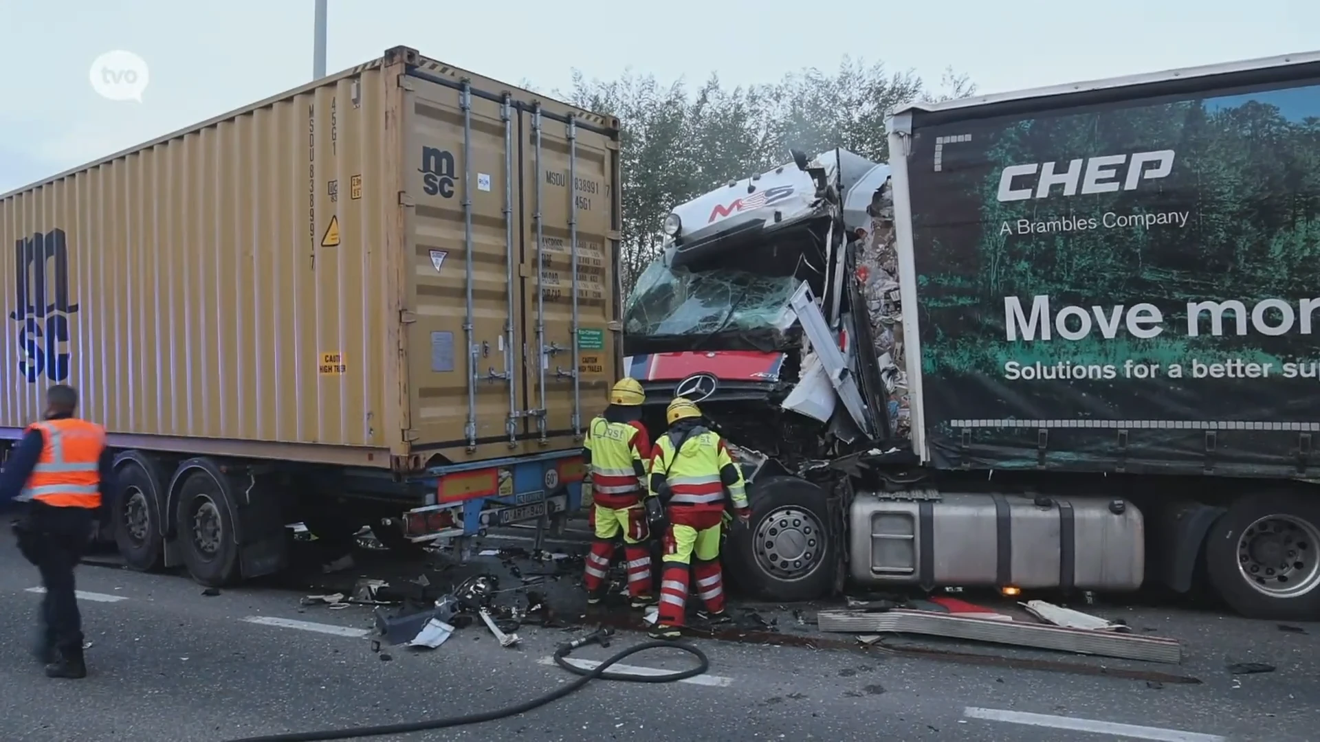 Vrachtwagenchauffeur zwaargewond na botsing met voorligger, N41 afgesloten