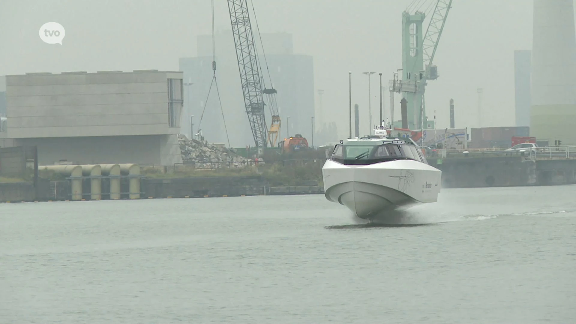 Uitbater van DeWaterbus op Schelde test duurzame draagvleugelboot uit als watertaxi