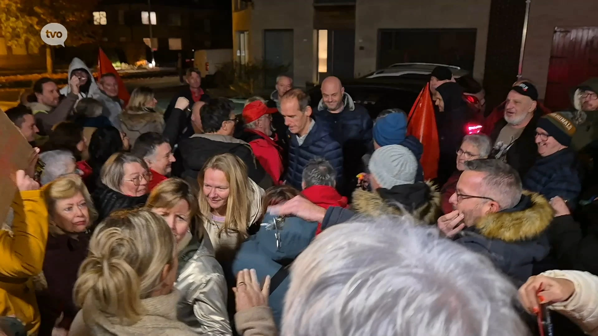 Honderd mensen protesteren voor gemeenteraad tegen nieuwe coalitie in Zottegem