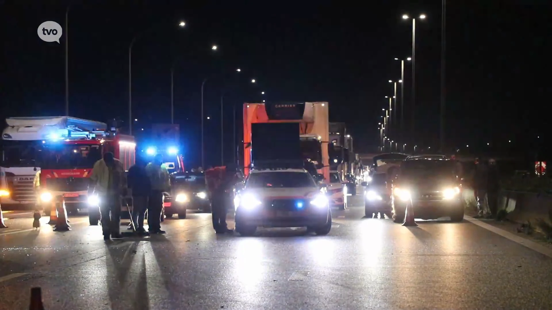 E17 anderhalf uur versperd nadat vrachtwagen op defect voertuig knalt