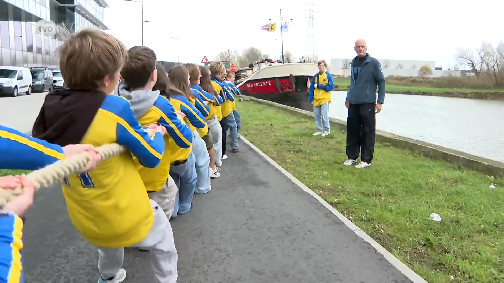 Leerlingen Sportwetenschappen trekken binnenvaartschip langs de Tragel in Aalst