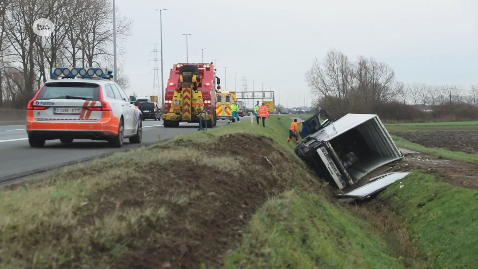 Vrachtwagen geladen met pizzabodems belandt in gracht naast E34 in Melsele