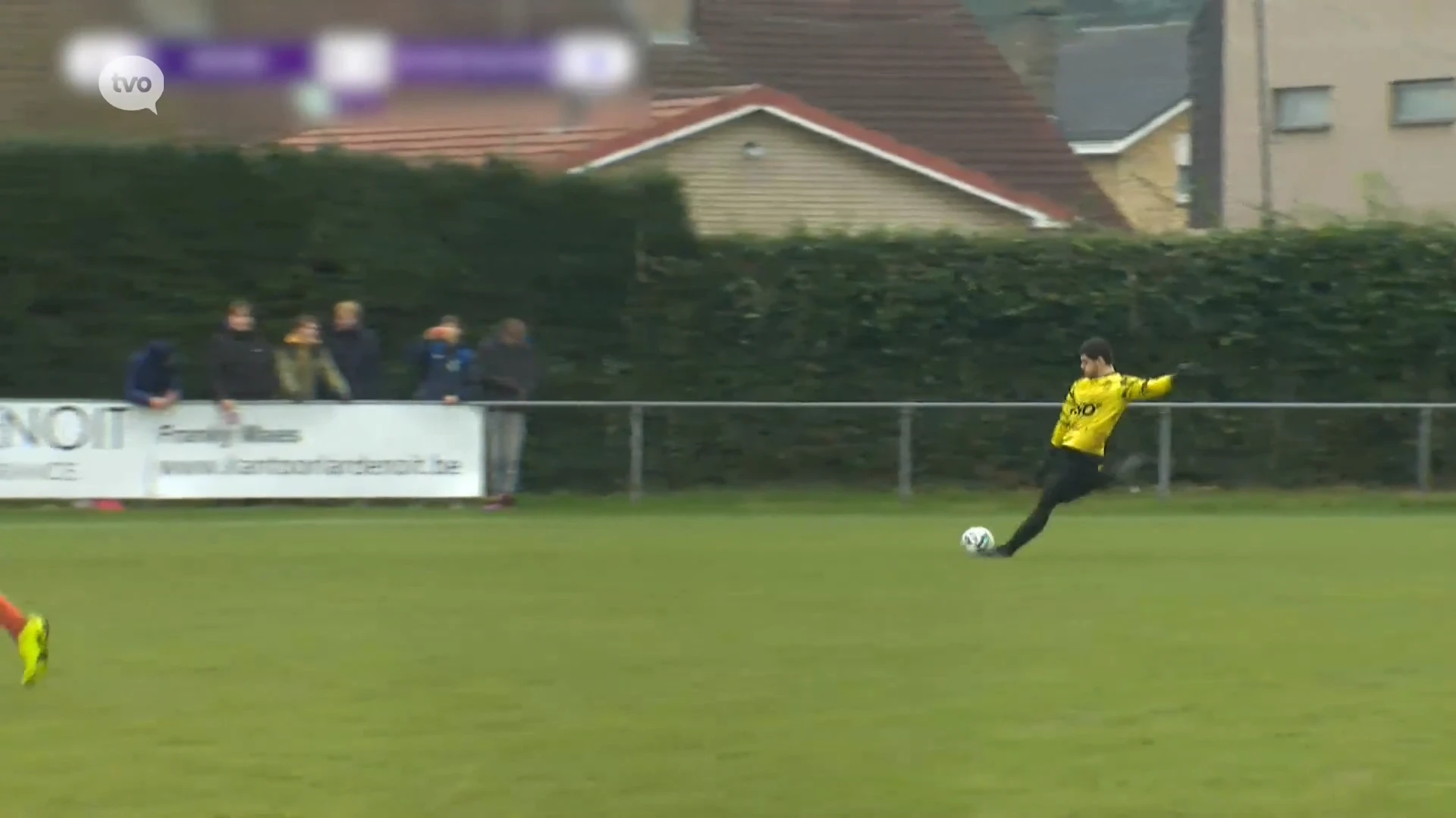 Keeper van De Klinge scoort wereldgoal met verre trap vanuit eigen baklijn