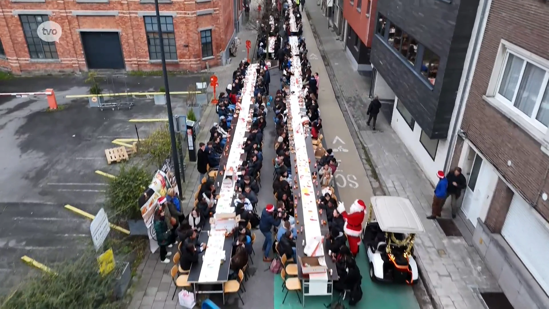 AALST SMI bouwt kersttafel van ruim halve kilometer (!): "Met 1.600 ontbijten voor het goede doel"