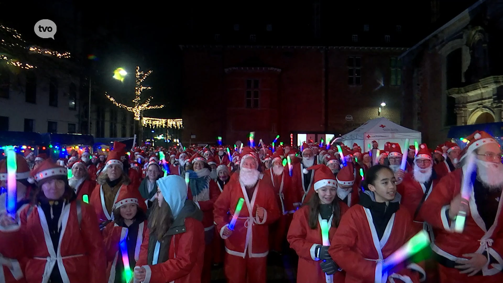 650 kerstmannen halen 2.500 euro op tijdens Sint-Niklase Santa Walk