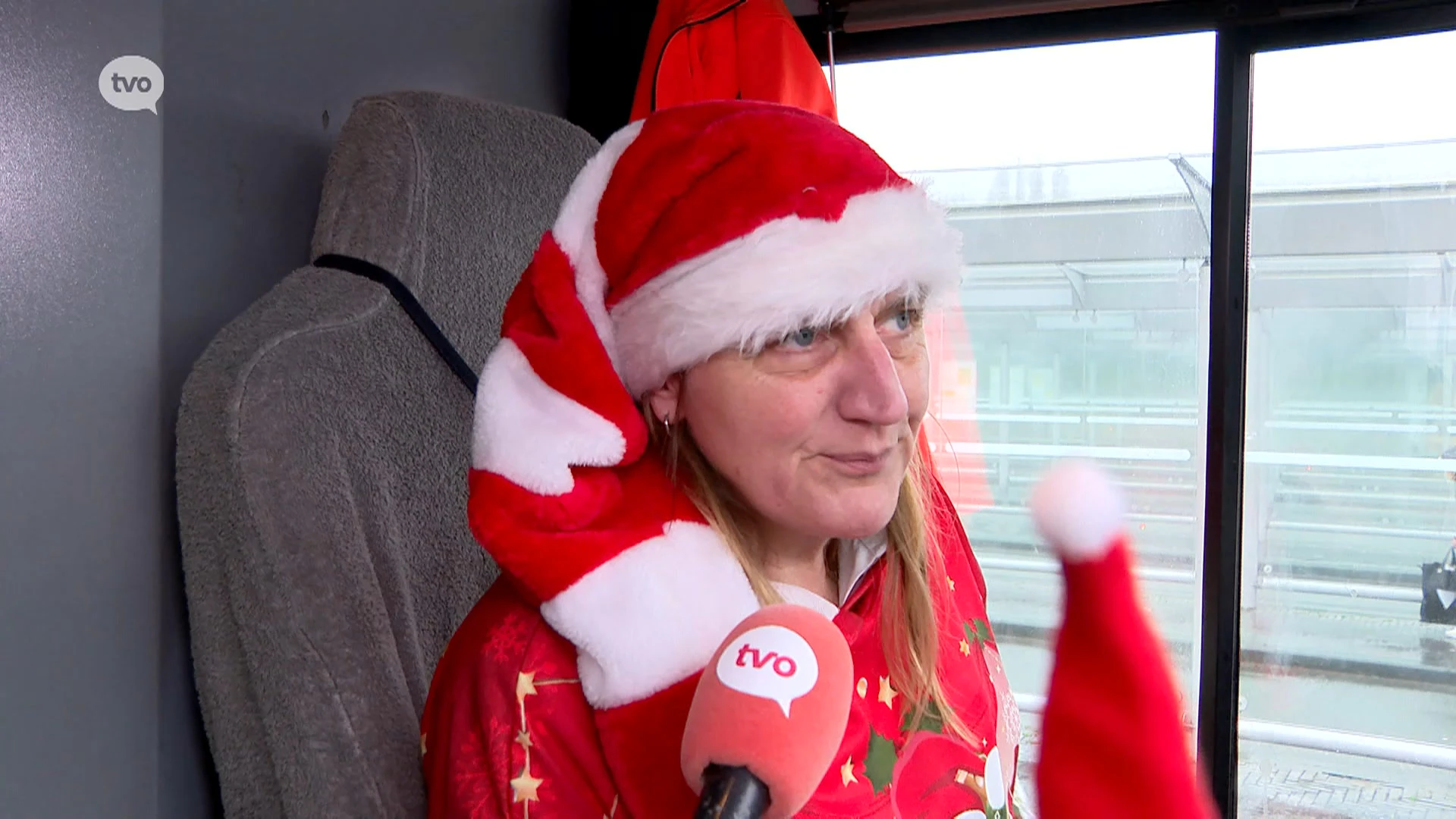 Buschauffeur Ann versiert haar bus met kerstattributen: "Ik wil zo licht brengen bij de mensen"