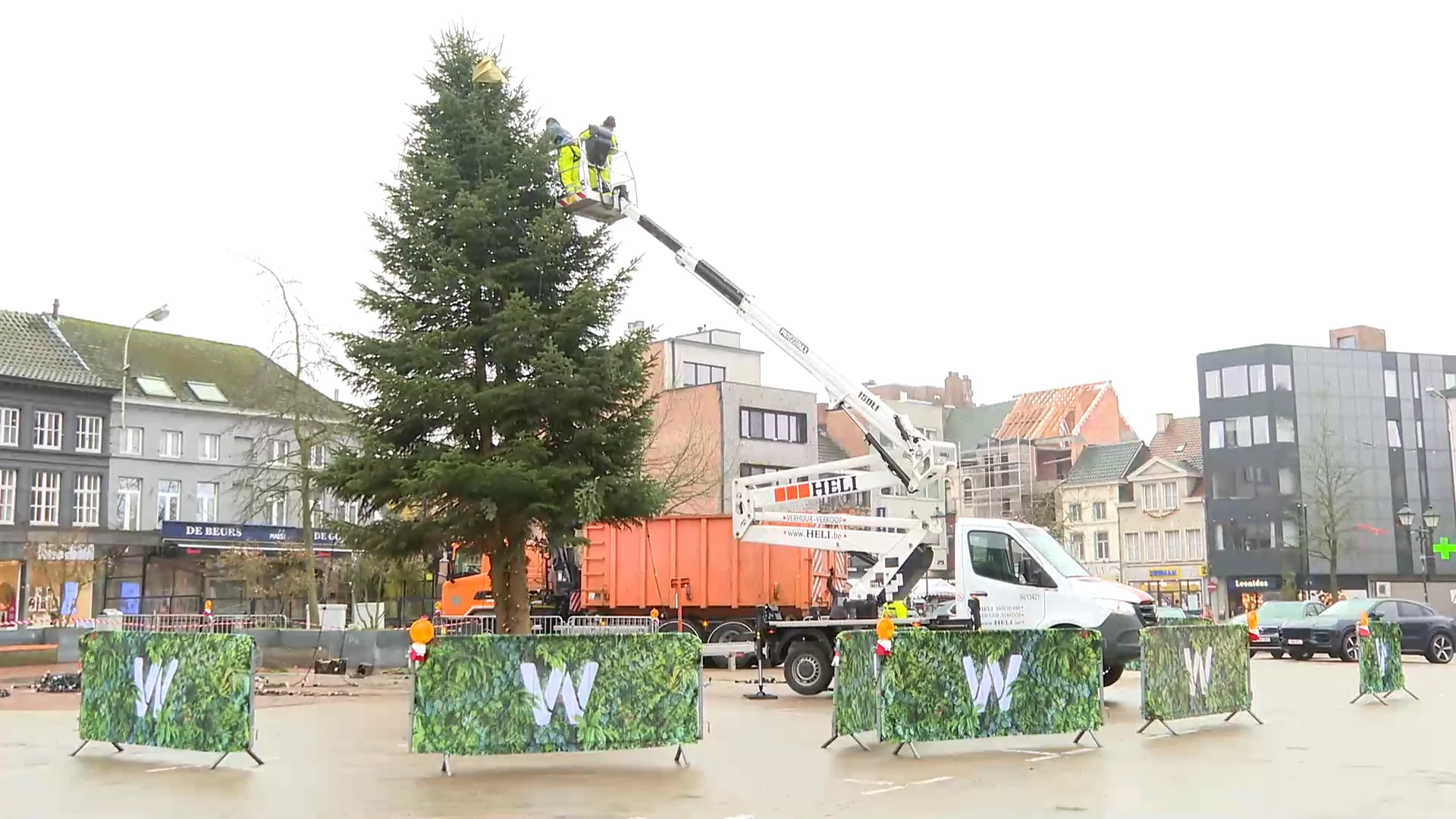 Scheve kerstboom in Wetteren afgebroken: "Veiligheid primeert, volgend jaar een ander concept"