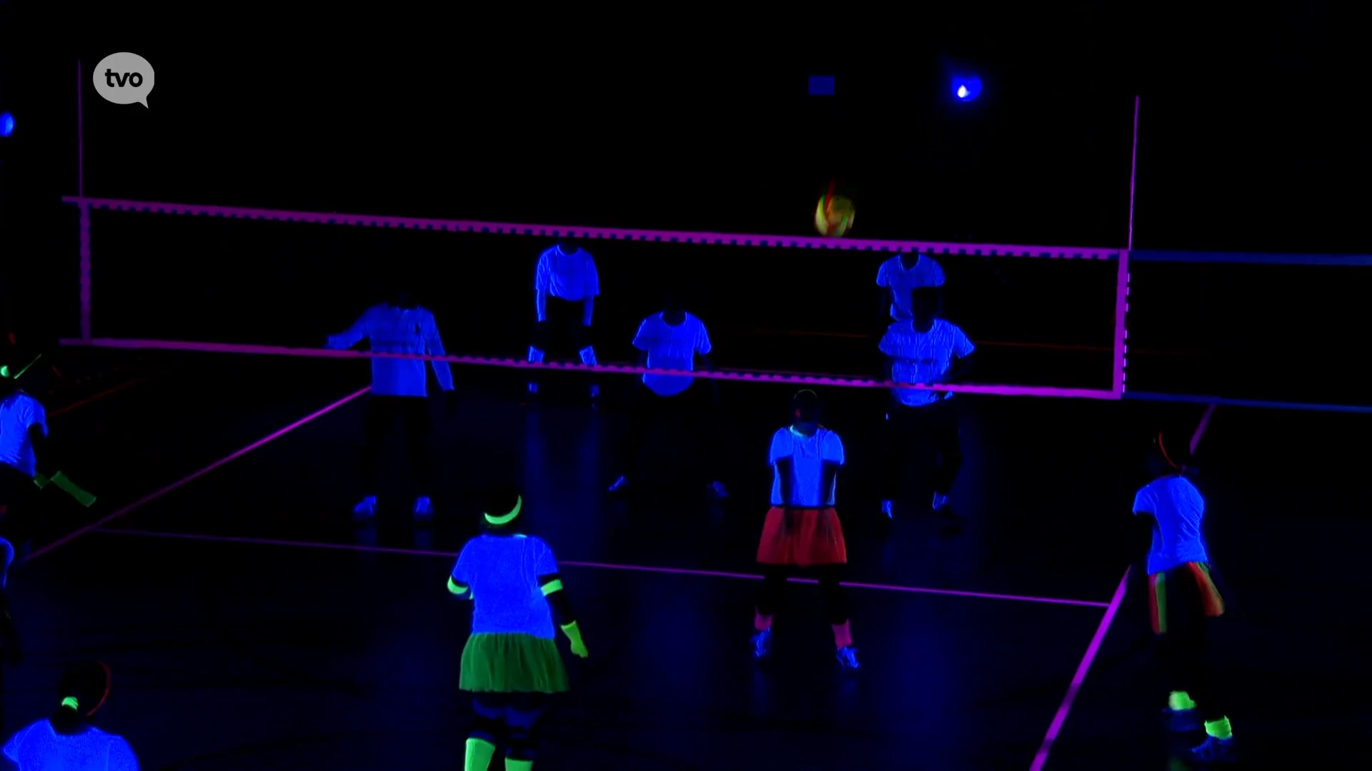 Volleyballen in neonlicht in Zottegem: "Ik zie niet goed in het donker, dat is duidelijk aan de prestaties"