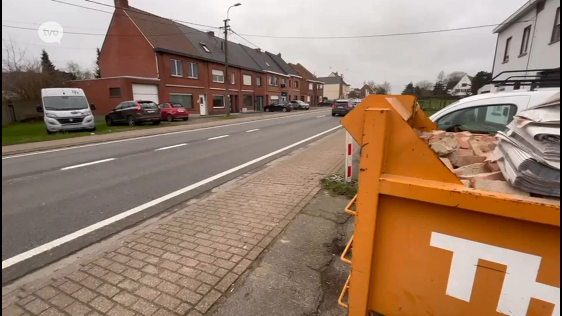 Stapels ongelezen kranten zijn achtergelaten in container in Wetteren, problemen blijven aanslepen