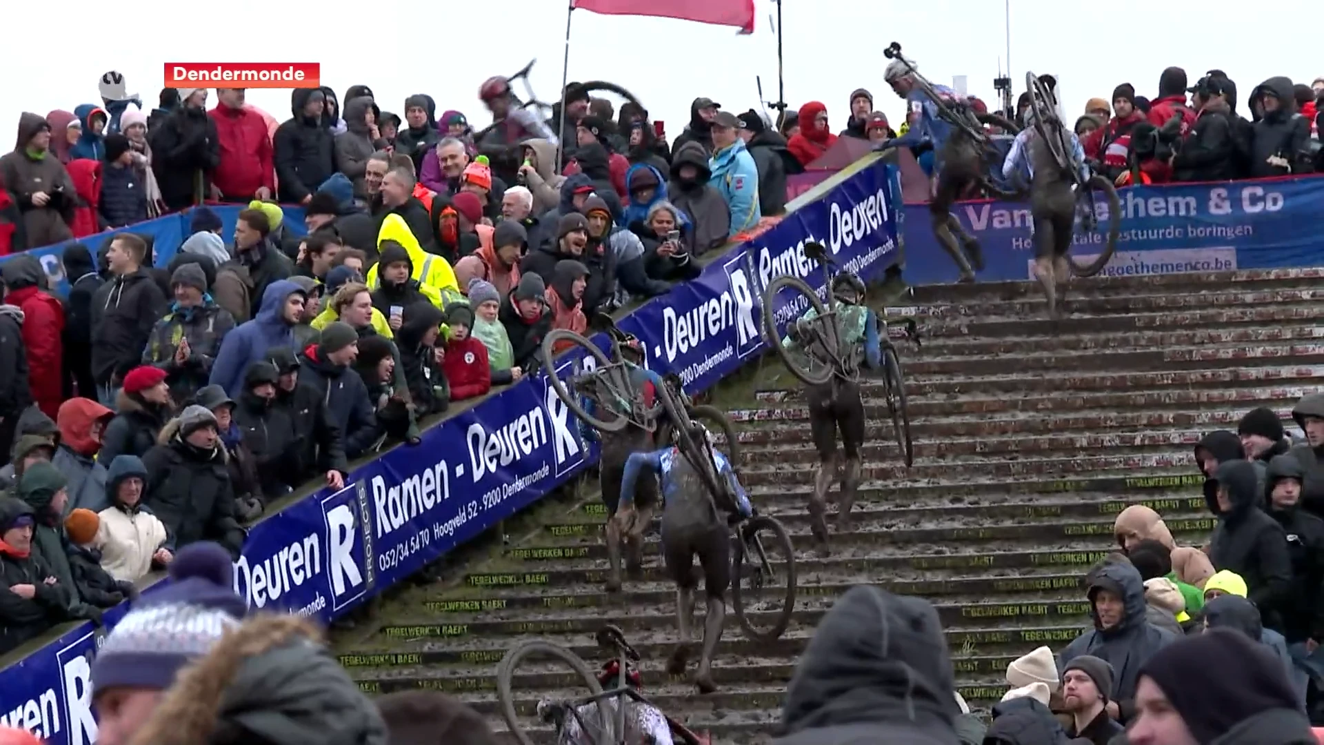 Geen van der Poel, wel een modderpoel in Dendermonde: "Ideaal crossweer, echt amusement"