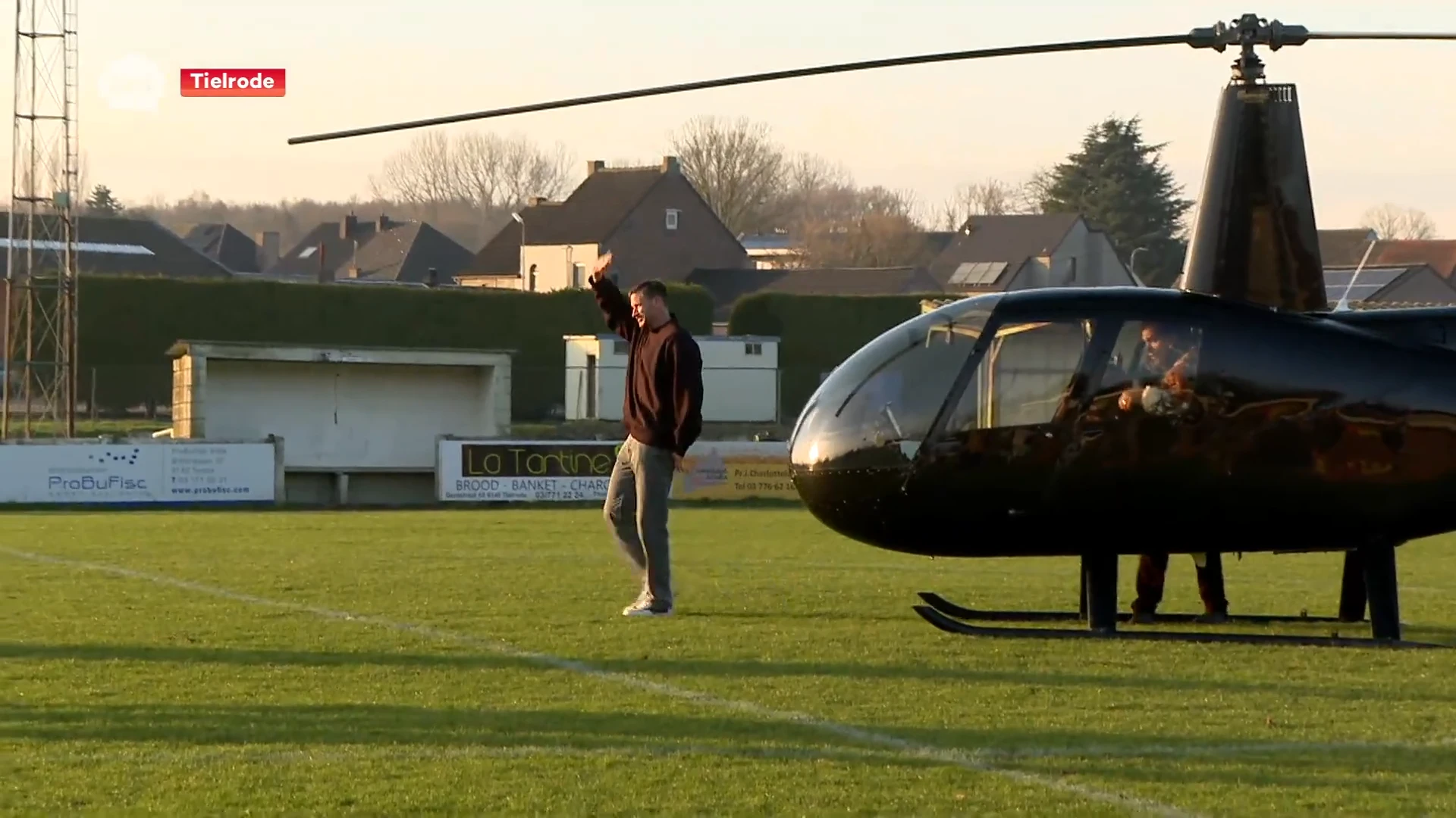 Fans ontvangen Jan Vertonghen die met helikopter landt op terrein van VK Tielrode