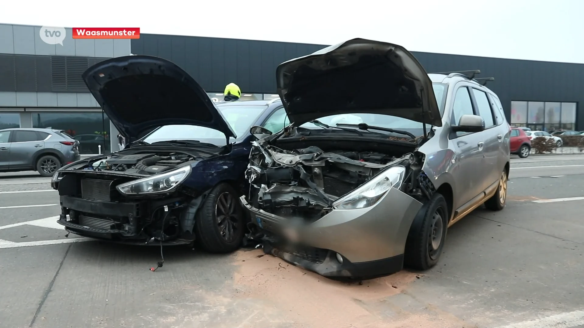 Auto knalt tegen boom én zware botsing in Waasmunster