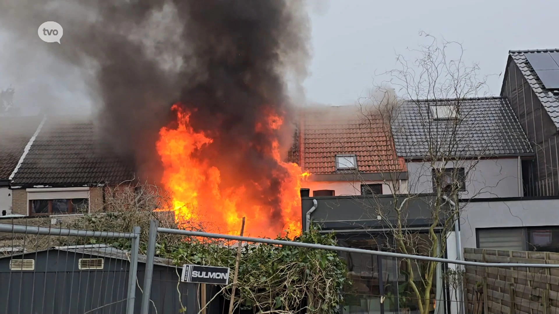 Zware uitslaande brand legt woning in de as in Waasmunster: vijf honden omgekomen