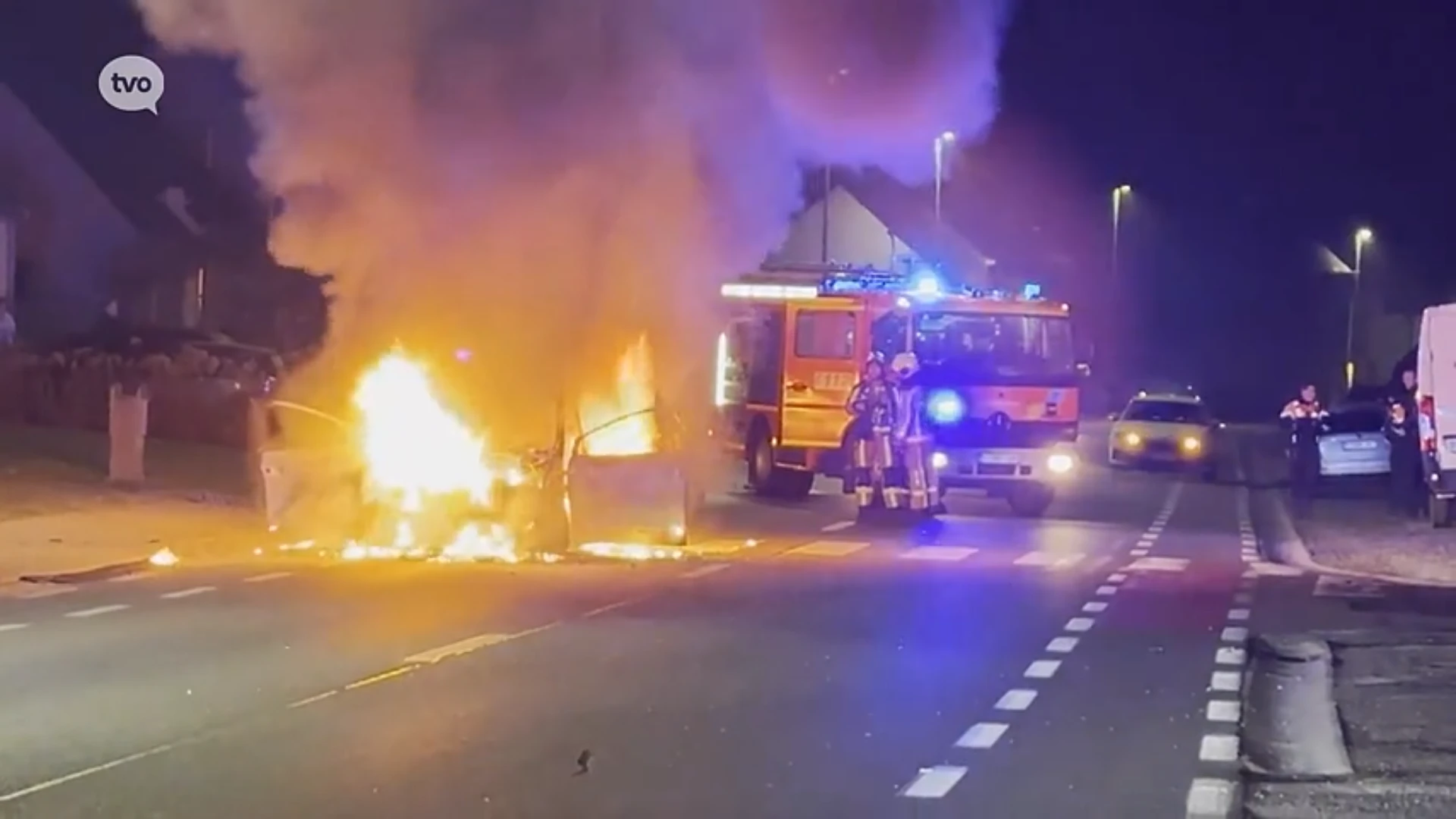 Auto brandt uit op Edingsesteenweg in Moerbeke bij Geraardsbergen