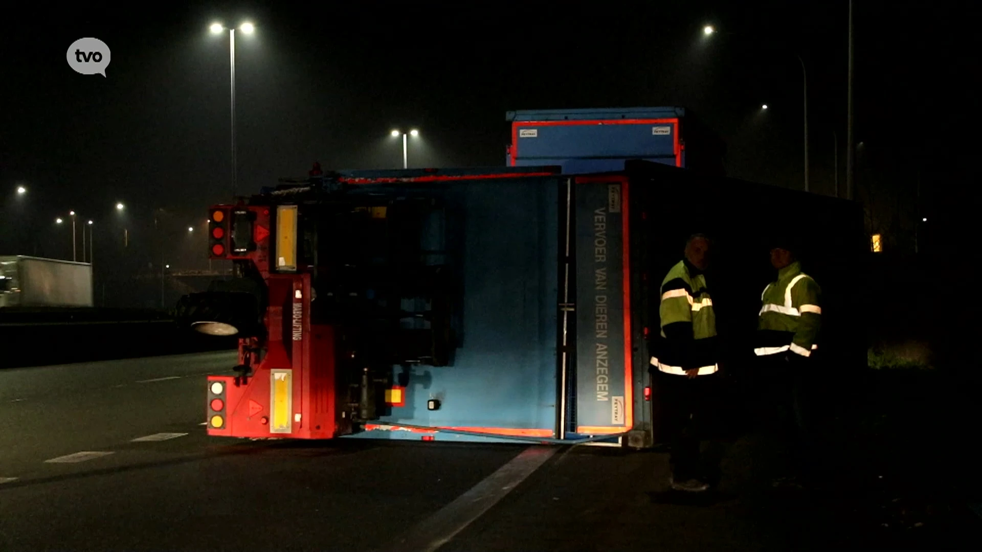 Aanhangwagen van vrachtwagen kantelt op E17 in Sint-Niklaas