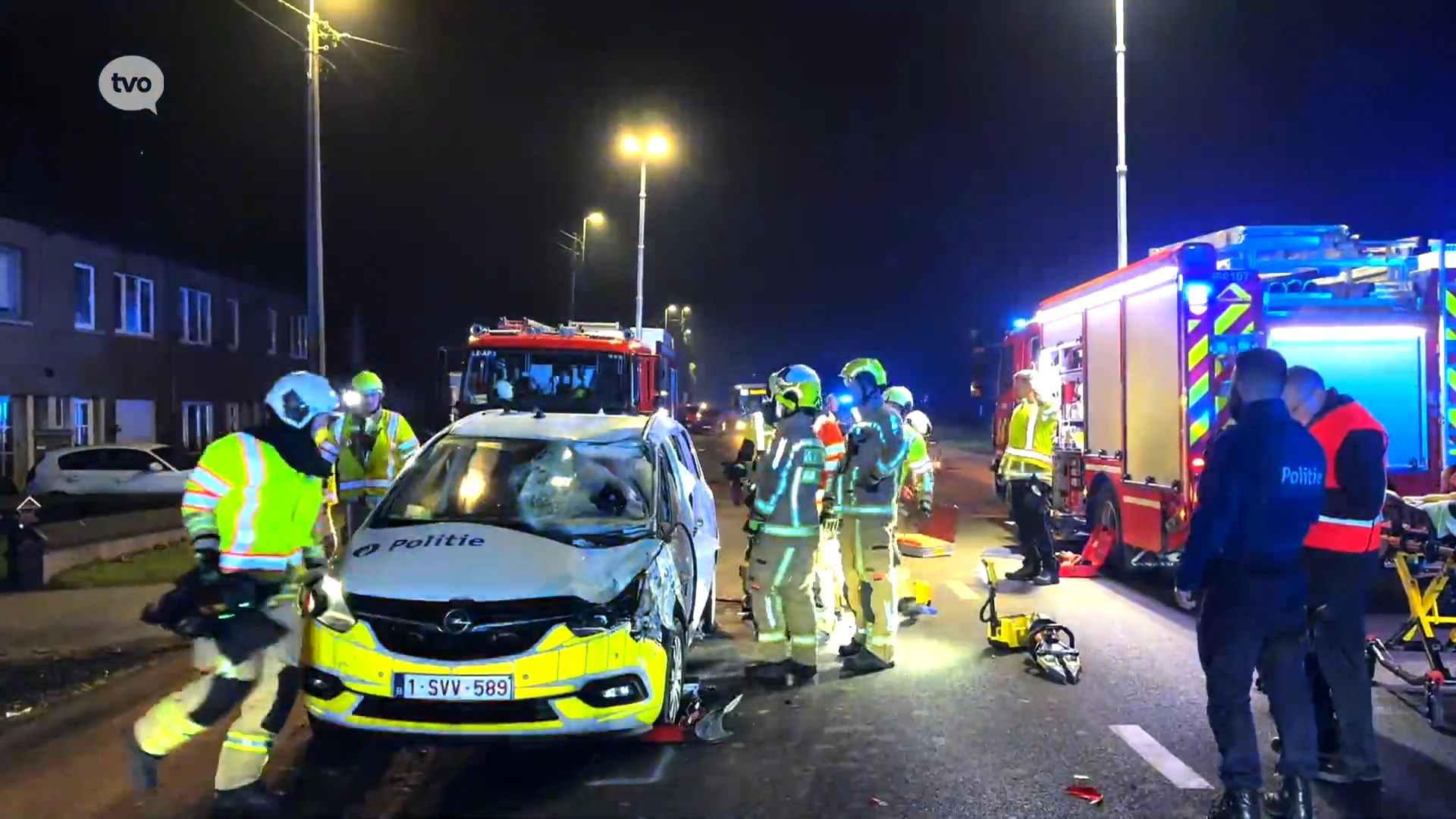 Botsing tussen auto en politievoertuig zorgt voor ravage op Leedsesteenweg, agent moet bevrijd worden uit wrak