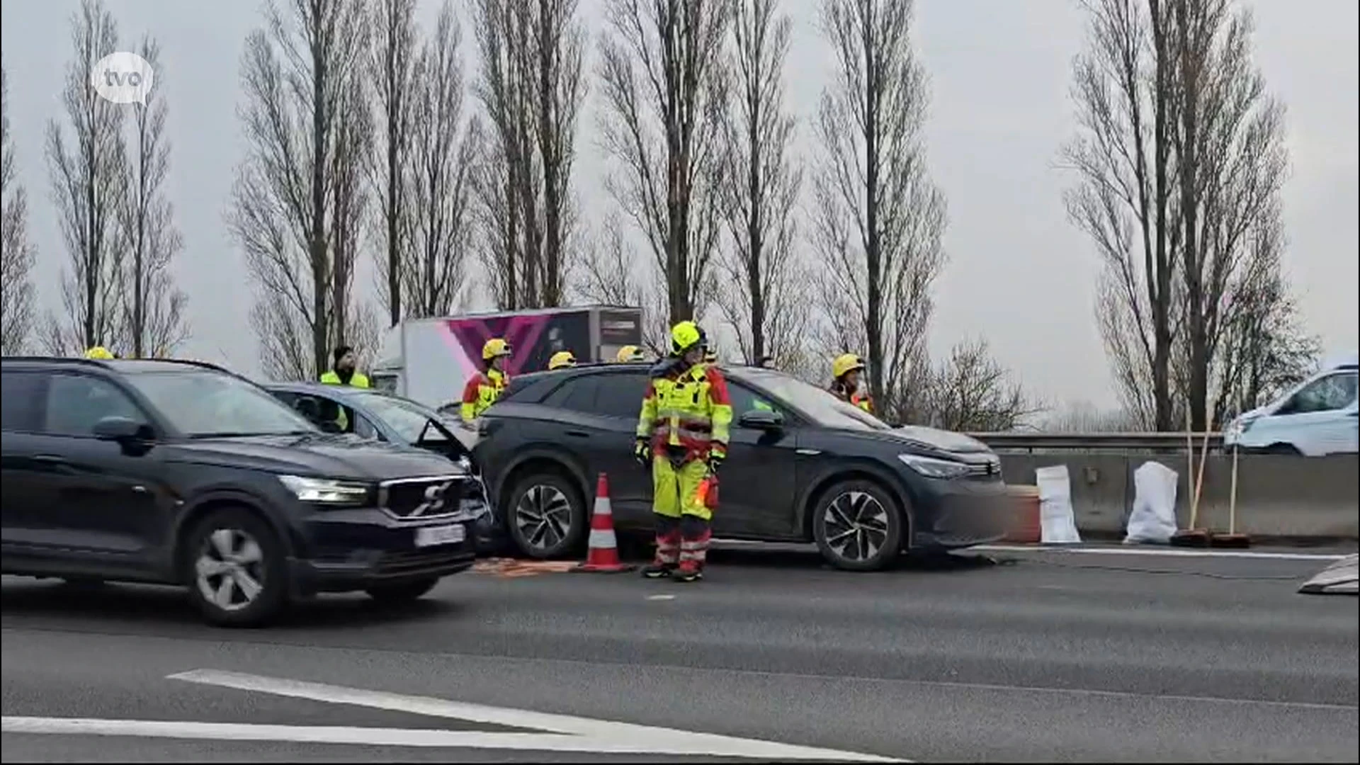 Kettingbotsing met acht voertuigen op E17 in Lokeren: uur file richting Gent