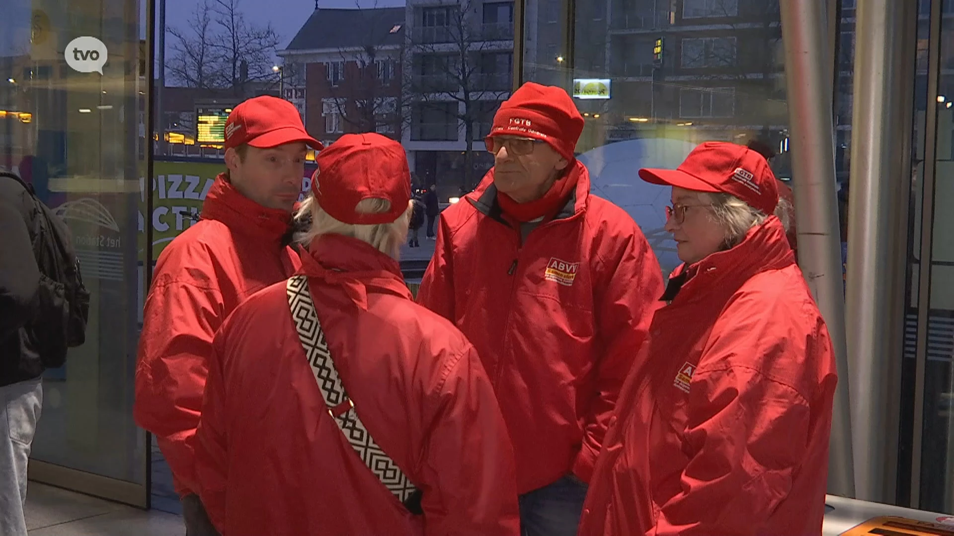 400 manifestanten stappen op de trein in het station van Sint-Niklaas