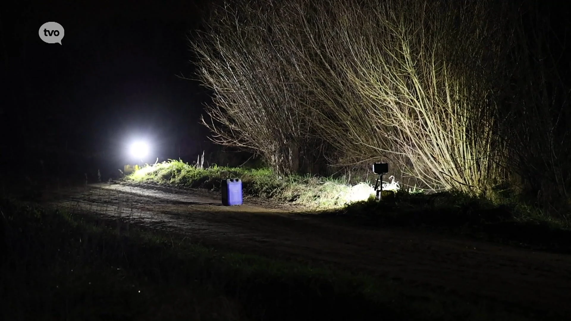 Wandelaar vindt gedumpte vaten langs veldweg in Baardegem, brandweer komt ter plaatse om spullen te onderzoeken